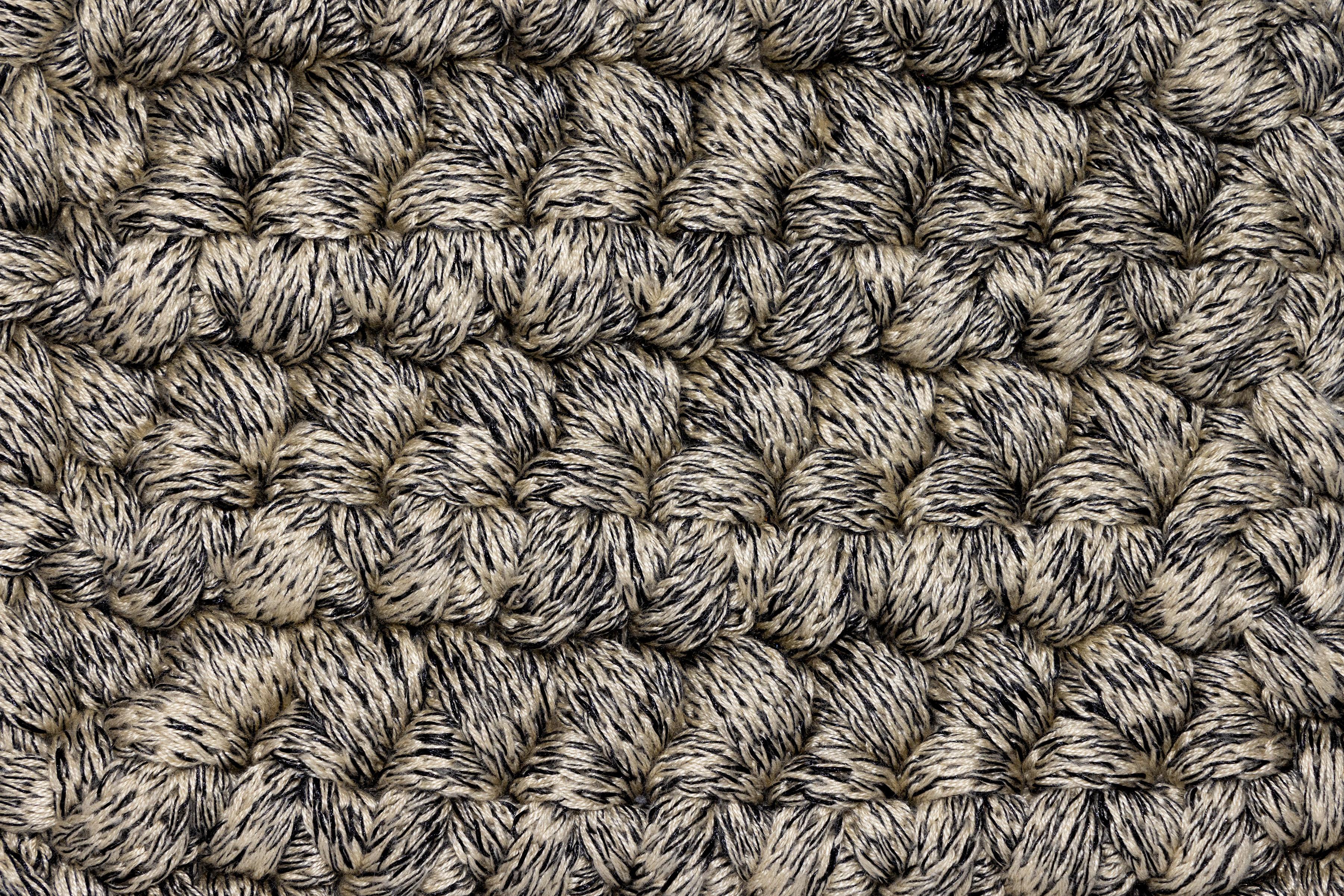 Handgehäkelter 200x300 cm dicker Teppich in den Farben Sand und Schwarz (21. Jahrhundert und zeitgenössisch) im Angebot