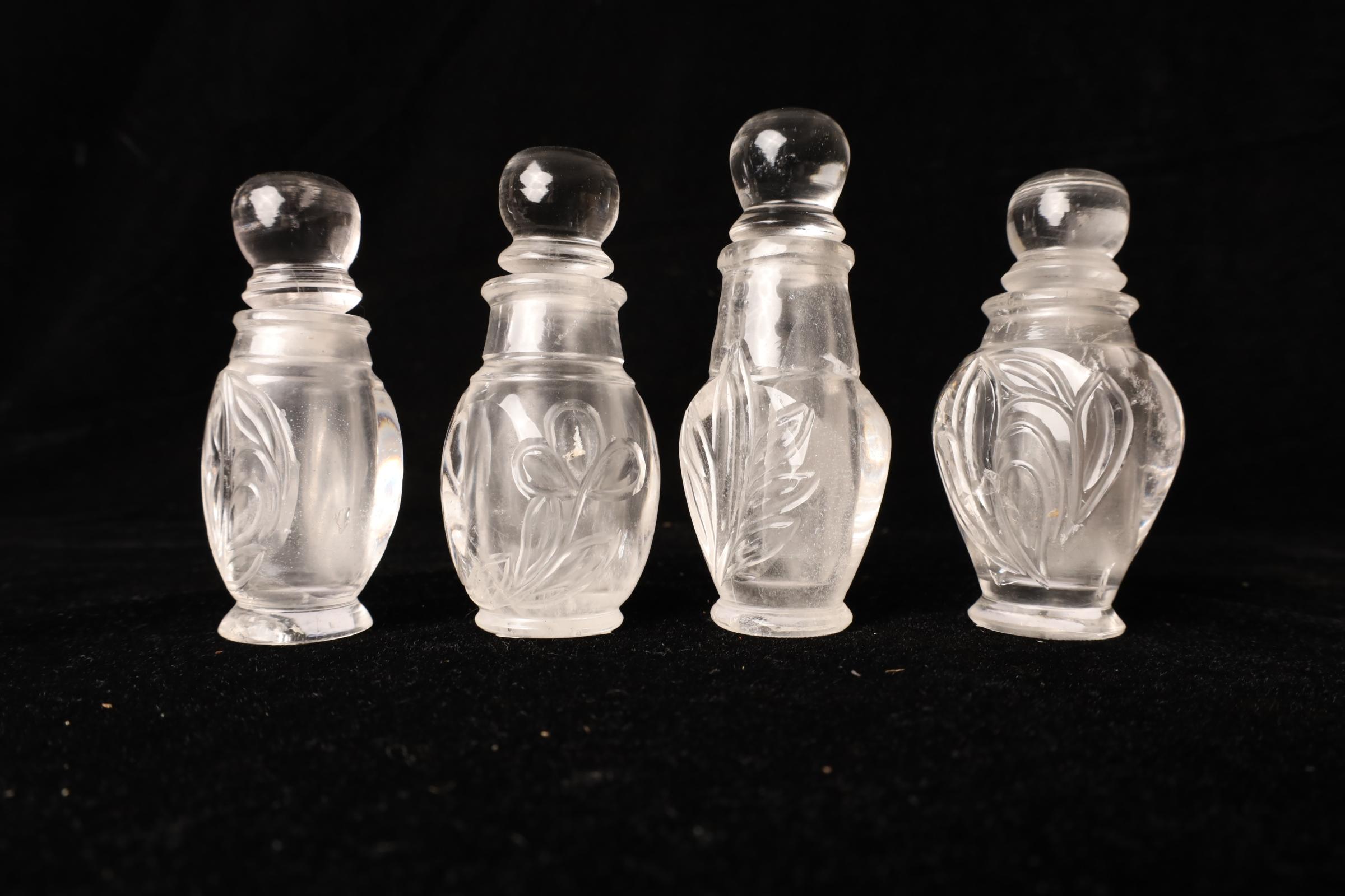 
Este elegante juego de cuatro botellas de cristal talladas a mano muestra una artesanía refinada y un encanto intemporal. Cada botella tiene una forma individual y está decorada con delicados y estilizados motivos botánicos, creando un conjunto