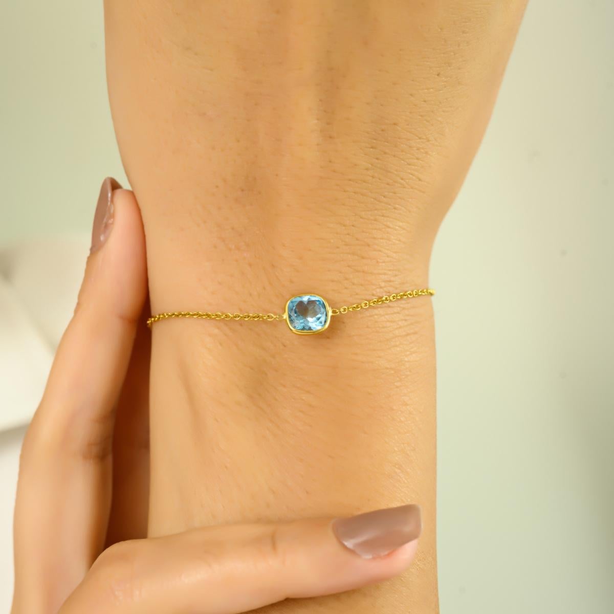 Pulsera de cadena con centro de topacio azul talla cojín hecha a mano en oro amarillo de 14k Corte cojín en venta