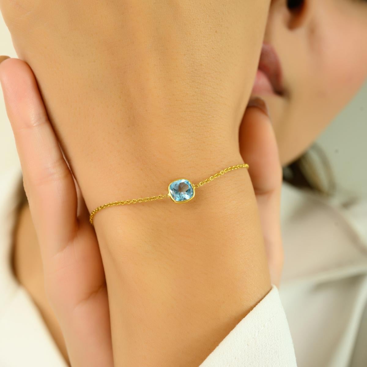 De las mujeres Pulsera de cadena con centro de topacio azul talla cojín hecha a mano en oro amarillo de 14k en venta