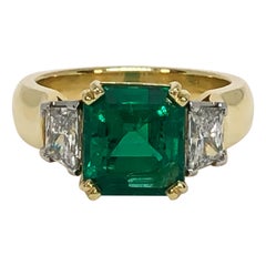 Handmade Custom Colombian Emerald and Diamond Ring 18 Karat Yellow Gold