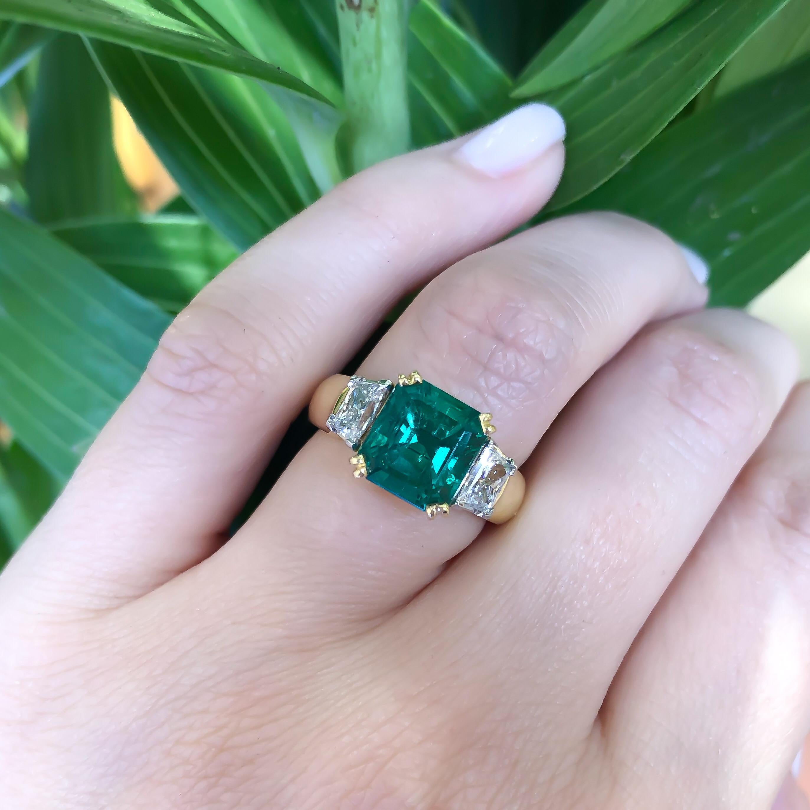 Handmade Custom Colombian Emerald and Diamond Ring 18 Karat Yellow Gold In New Condition In Carmel-by-the-Sea, CA