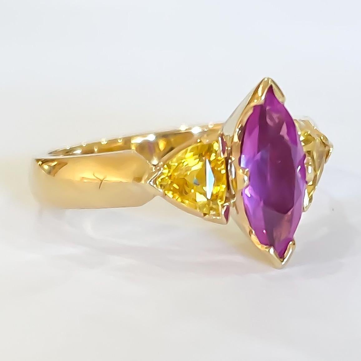 Handgefertigter maßgefertigter rosa und gelber Saphir-Ring aus 14 Karat Gelbgold (Marquiseschliff) im Angebot