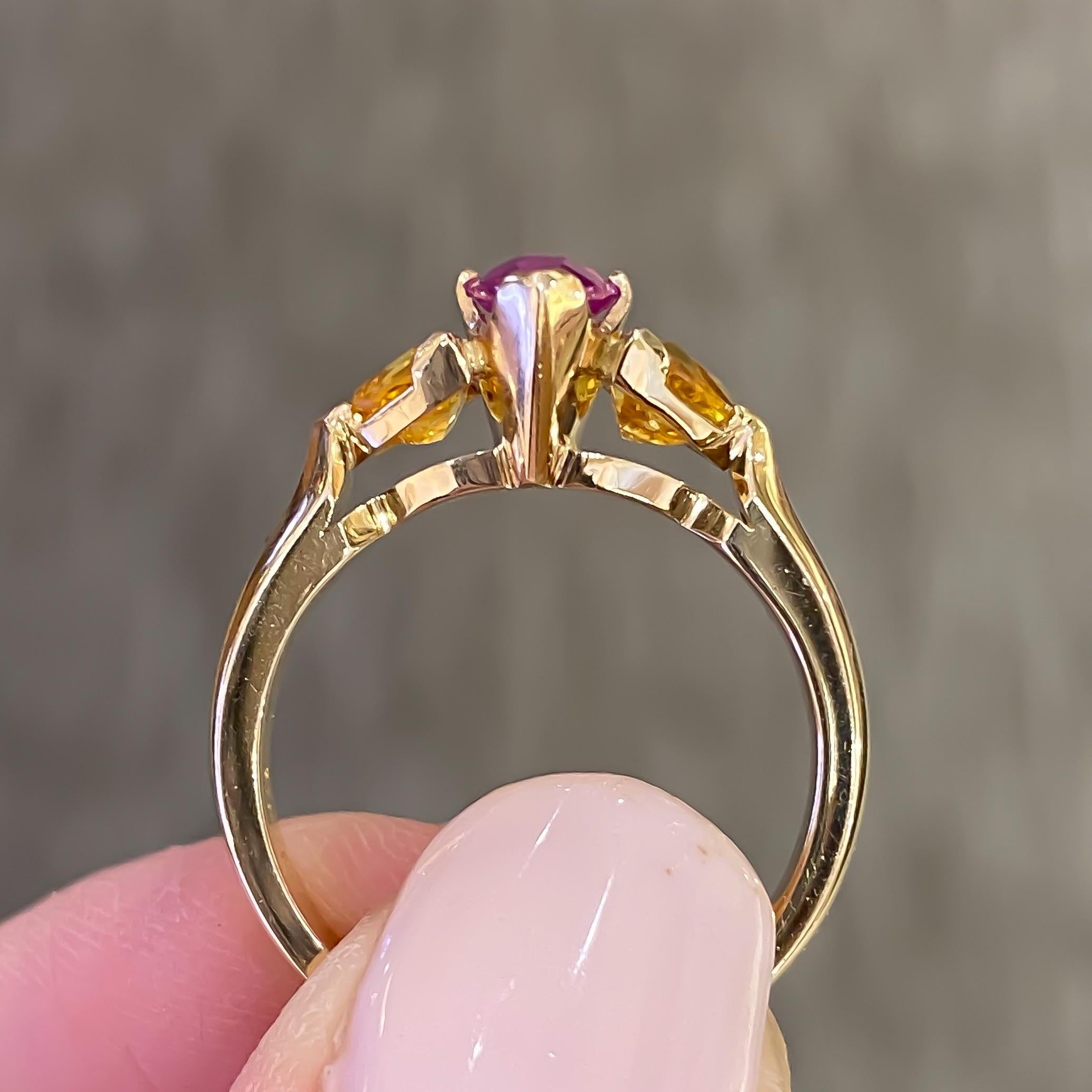 Handgefertigter maßgefertigter rosa und gelber Saphir-Ring aus 14 Karat Gelbgold Damen im Angebot