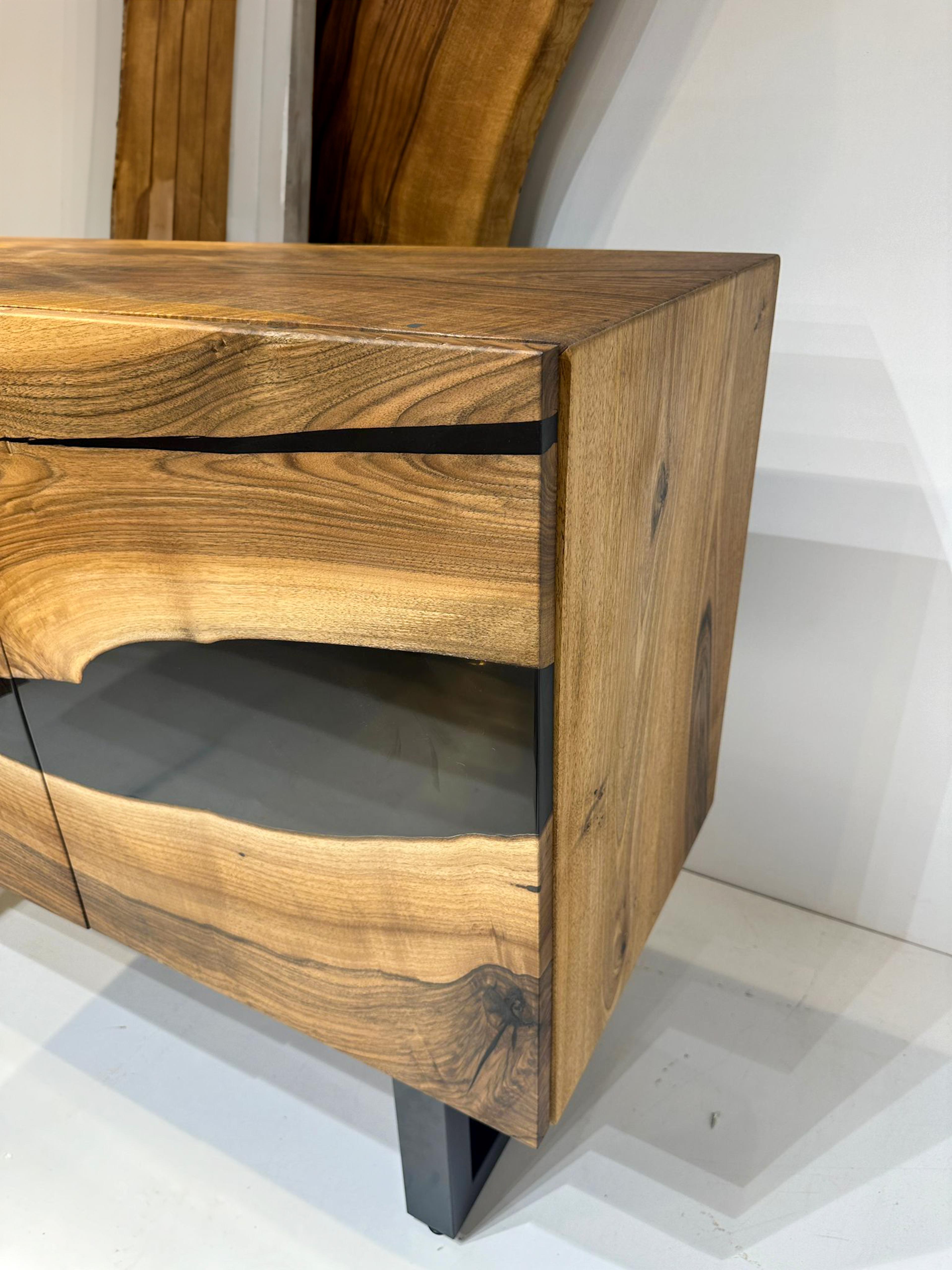 Organico moderno Console rustica personalizzata fatta a mano, mobile tv in resina epossidica, credenza in noce nero in vendita