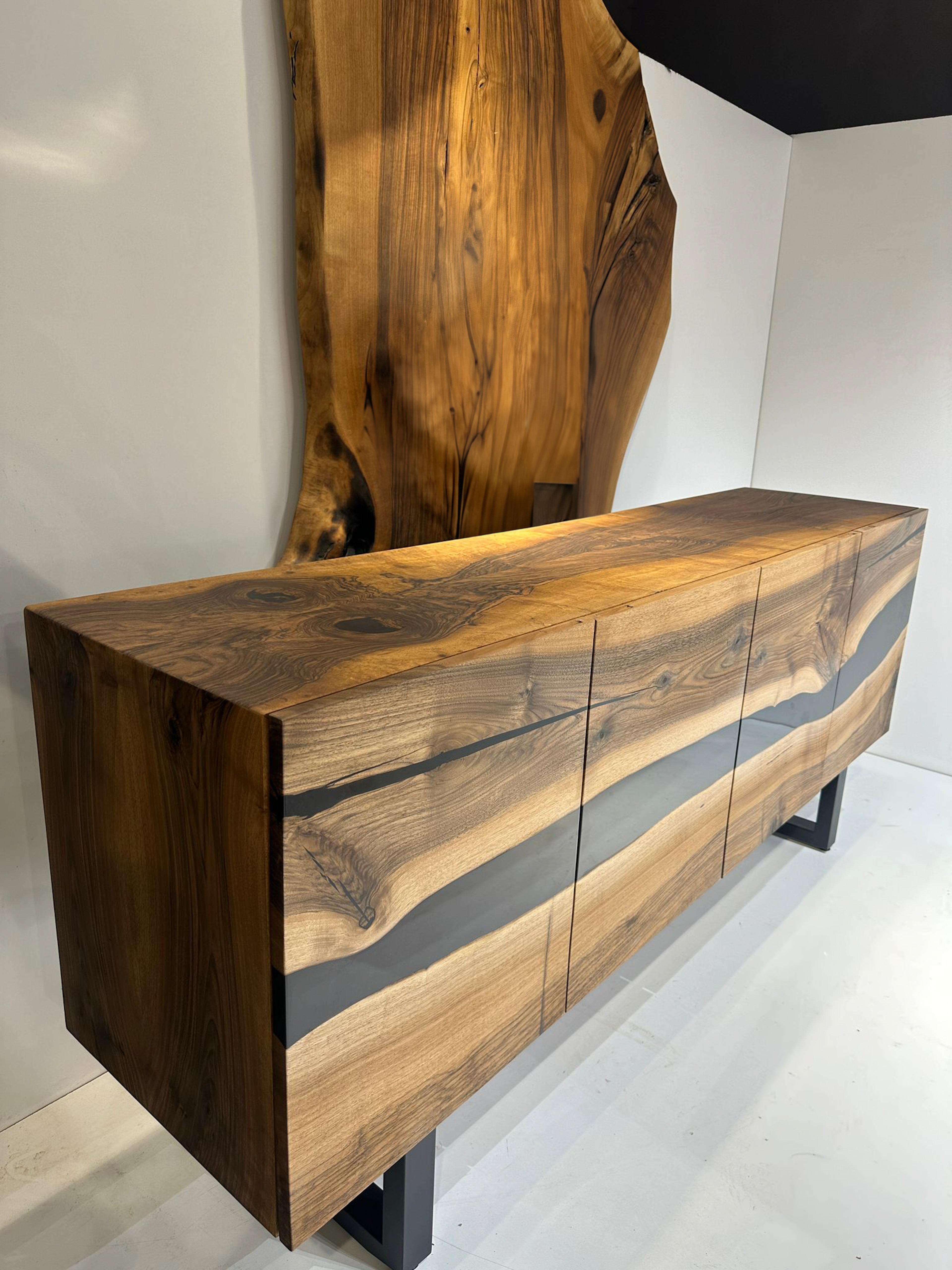 Intagliato a mano Console rustica personalizzata fatta a mano, mobile tv in resina epossidica, credenza in noce nero in vendita