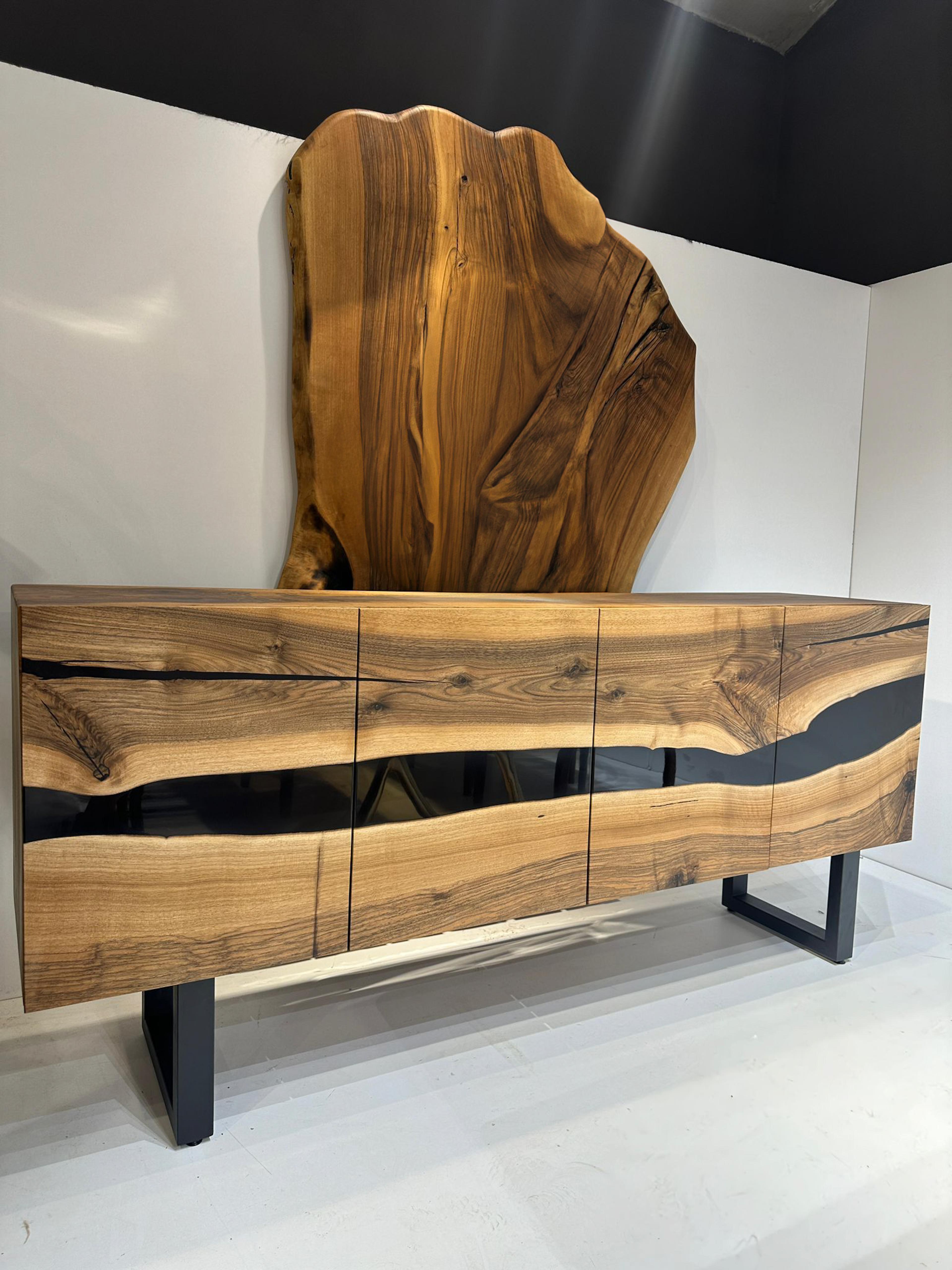 XXI secolo e contemporaneo Console rustica personalizzata fatta a mano, mobile tv in resina epossidica, credenza in noce nero in vendita