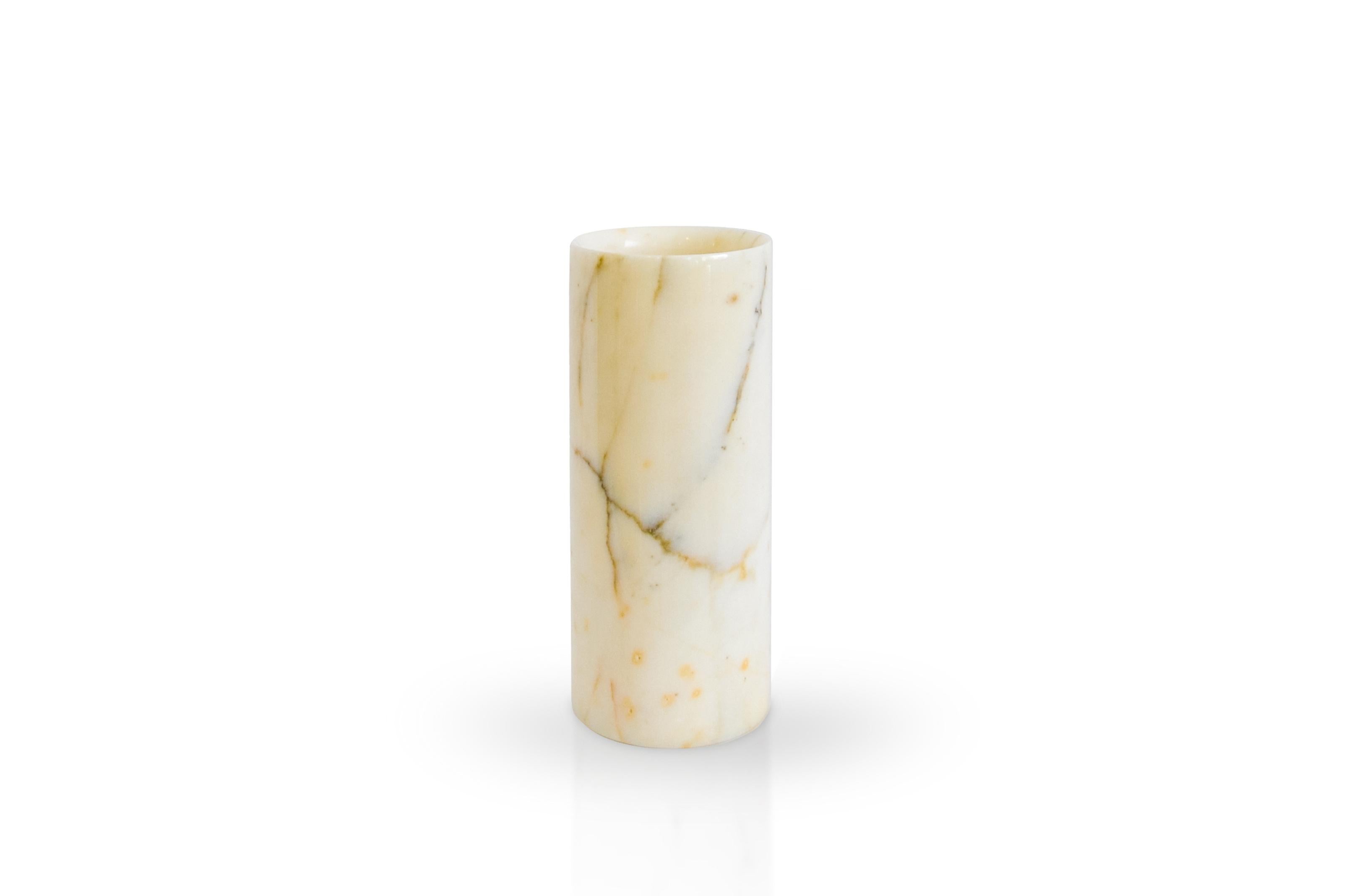 Vase cylindrique en marbre de Paonazzo fabriqué en Italie, Carrara.

Chaque pièce est en quelque sorte unique (puisque chaque bloc de marbre est différent par ses veines et ses nuances) et fabriquée à la main en Italie. Les légères variations de