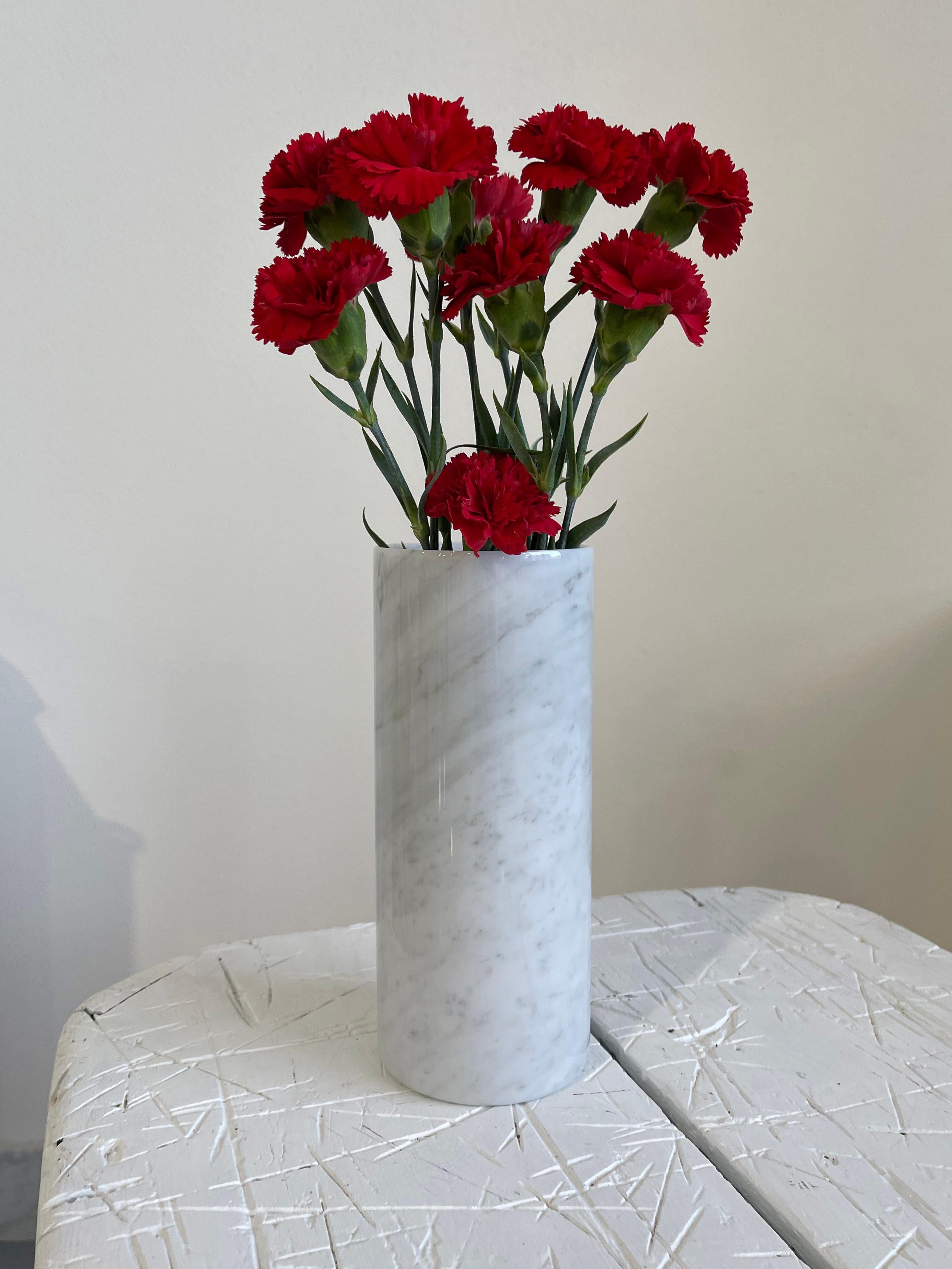 Fait main Vase cylindrique en marbre blanc de Carrare, fait à la main en vente