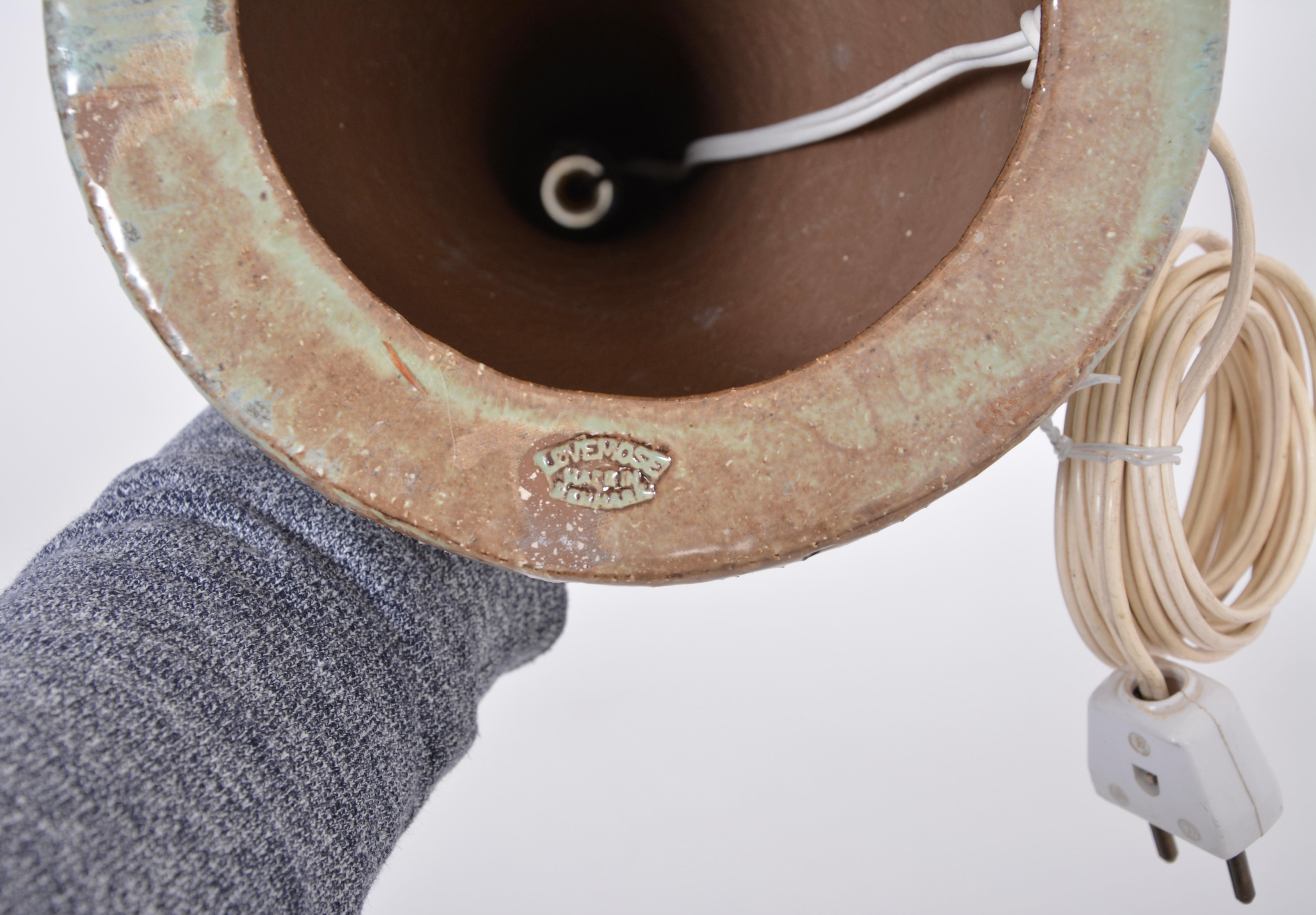 Handgefertigte dänische Mid-Century Modern Keramik Tischlampe von Løvemose Keramik
Diese hohe Tischleuchte wurde in den 1960er Jahren von Løvemose Keramik auf der kleinen dänischen Insel Langeland hergestellt. Der Sockel der Lampe besteht aus
