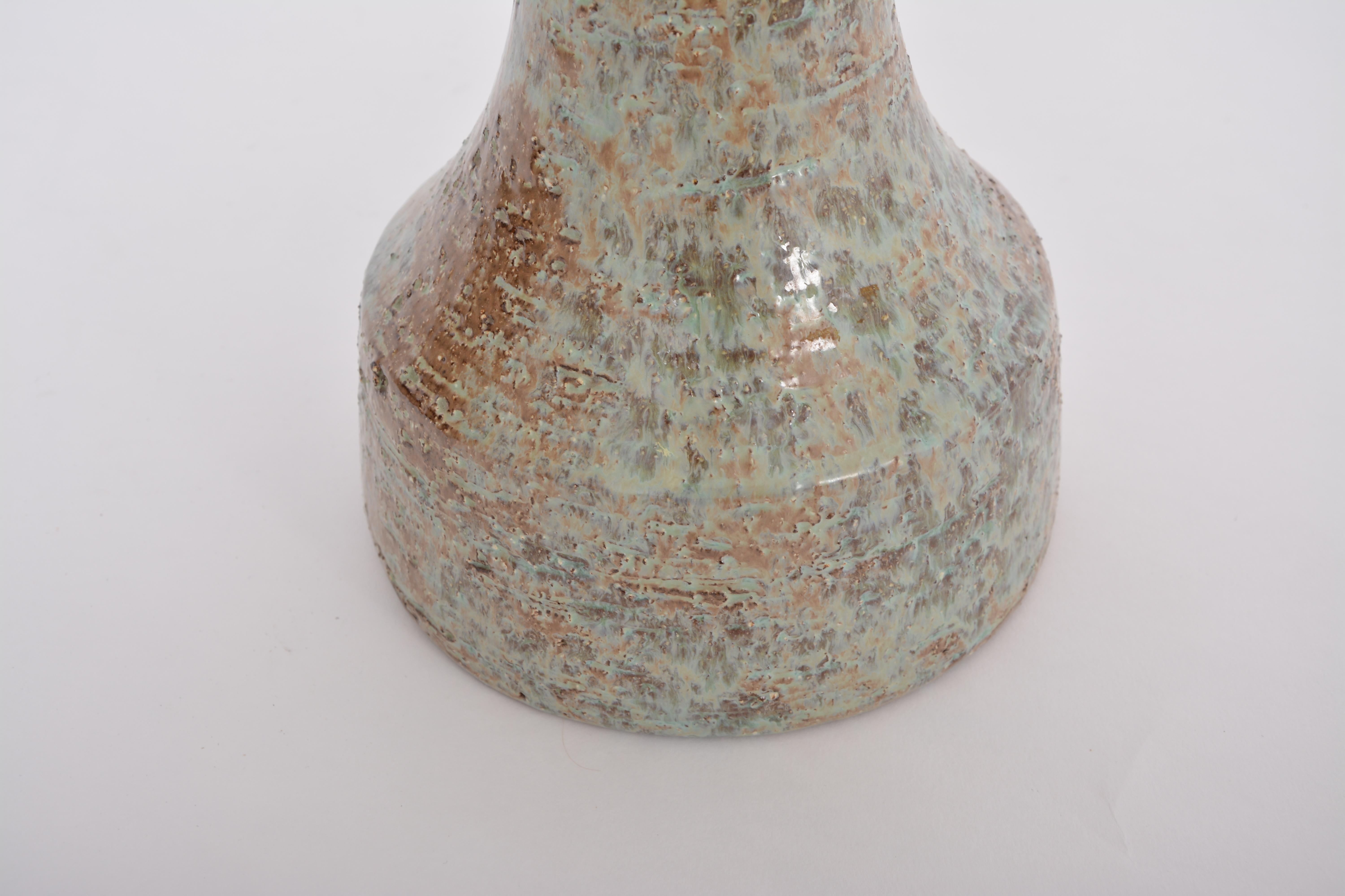 Handgefertigte dänische Mid-Century Modern Keramik Tischlampe von Løvemose Keramik (Moderne der Mitte des Jahrhunderts) im Angebot