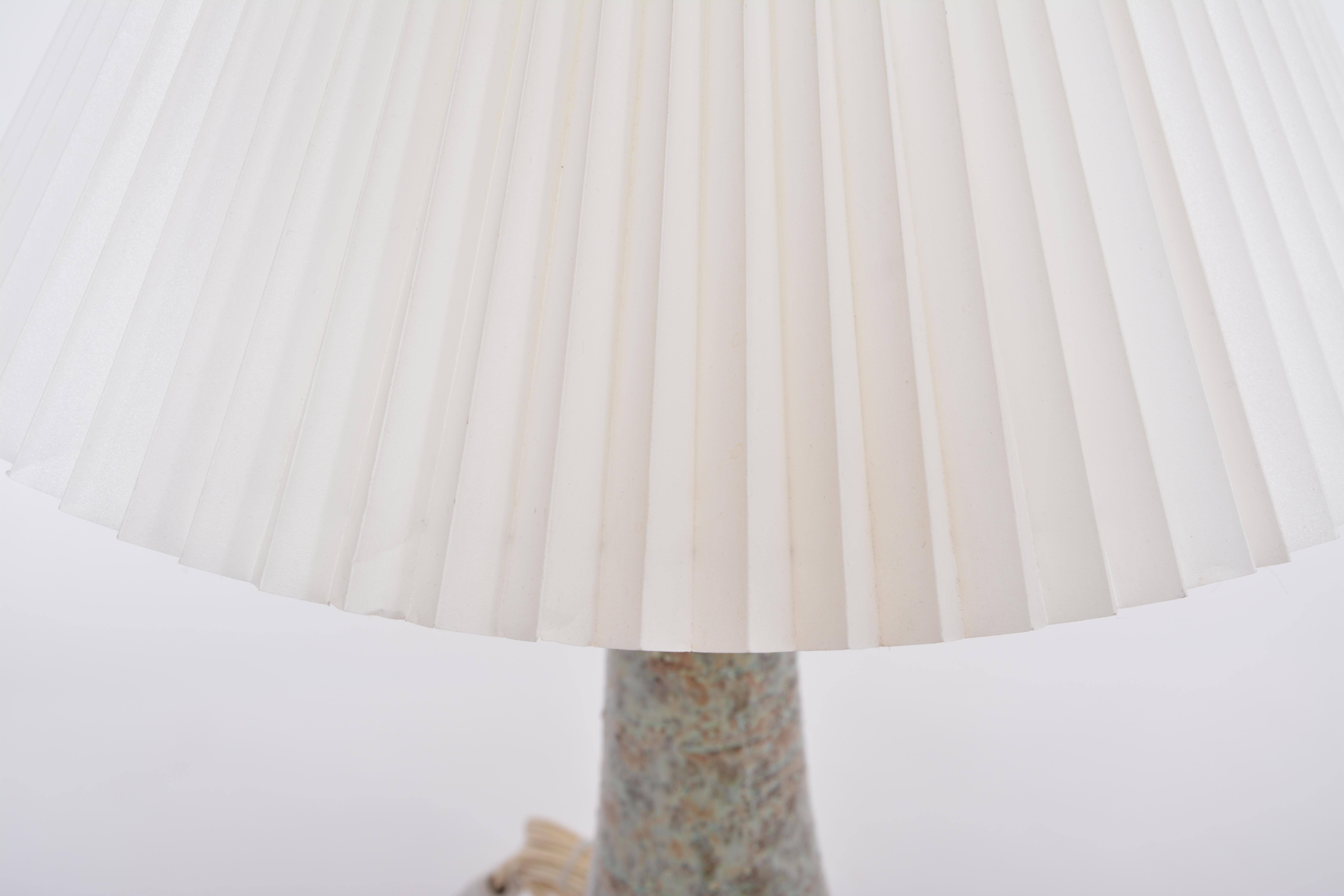 Handgefertigte dänische Mid-Century Modern Keramik Tischlampe von Løvemose Keramik im Zustand „Gut“ im Angebot in Berlin, DE