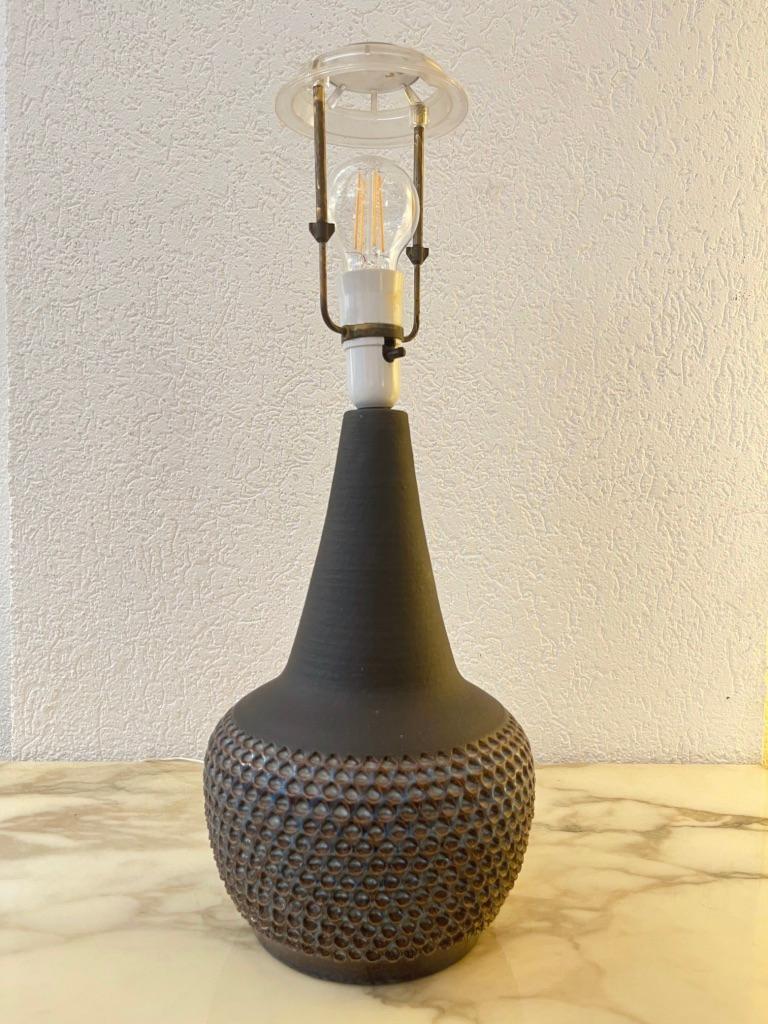 Danois Lampe de table danoise en grès du milieu du siècle dernier, fabriquée à la main par Einar Johansen pour Soholm en vente