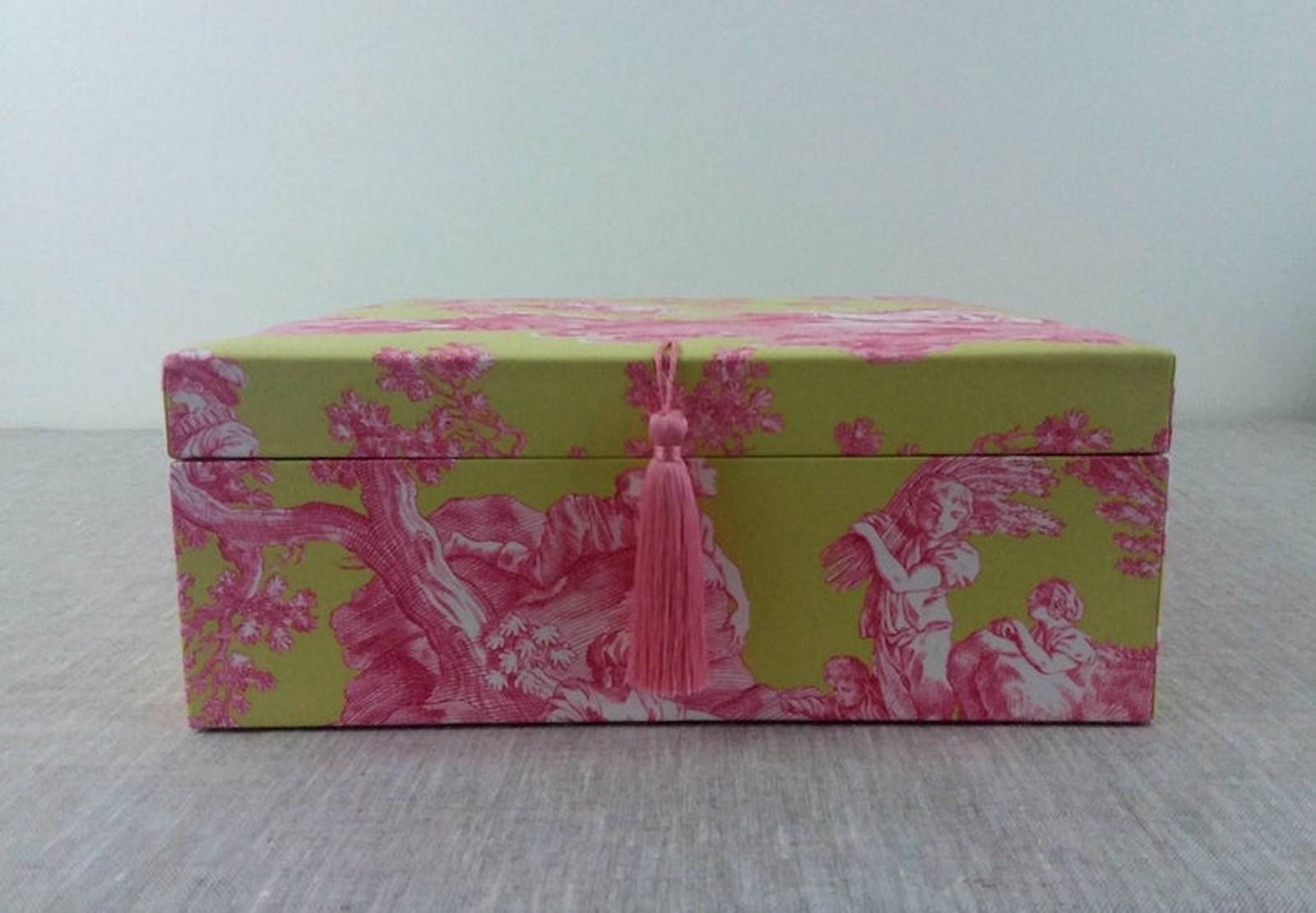 Beautiful storage Box, Perfect for storing your scarves

Exclusively handmade in France, with wooden cardboard and covered with a beautiful Jouy canvas 