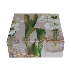Boîte de rangement décorative faite à la main pour les écharpes en tissu de lin par Manuel Canovas