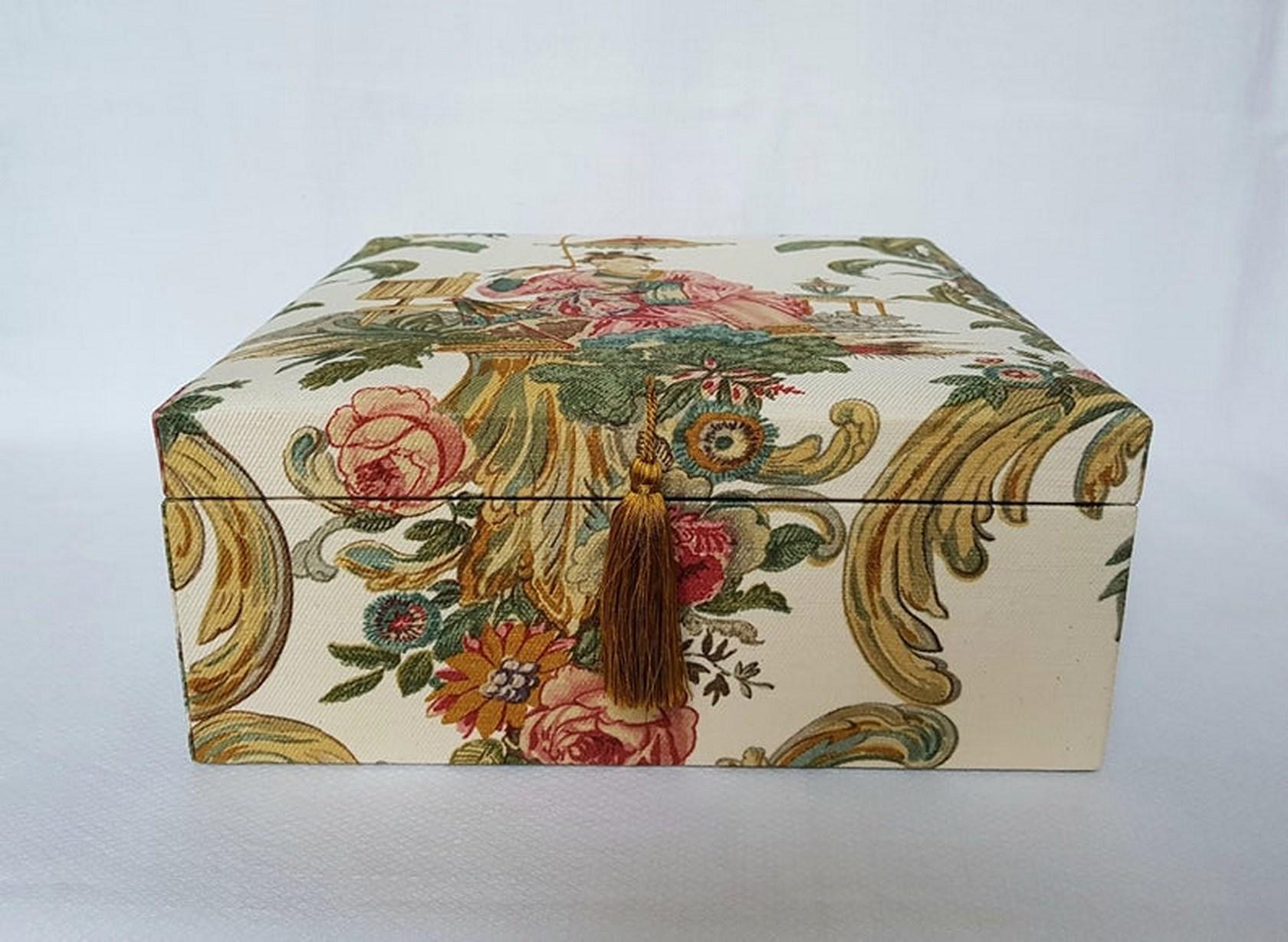 Beautiful storage box, Perfect for storing your Hermès scarves !

Handmade in France

Exclusively handmade with wooden cardboard and covered with a beautiful 