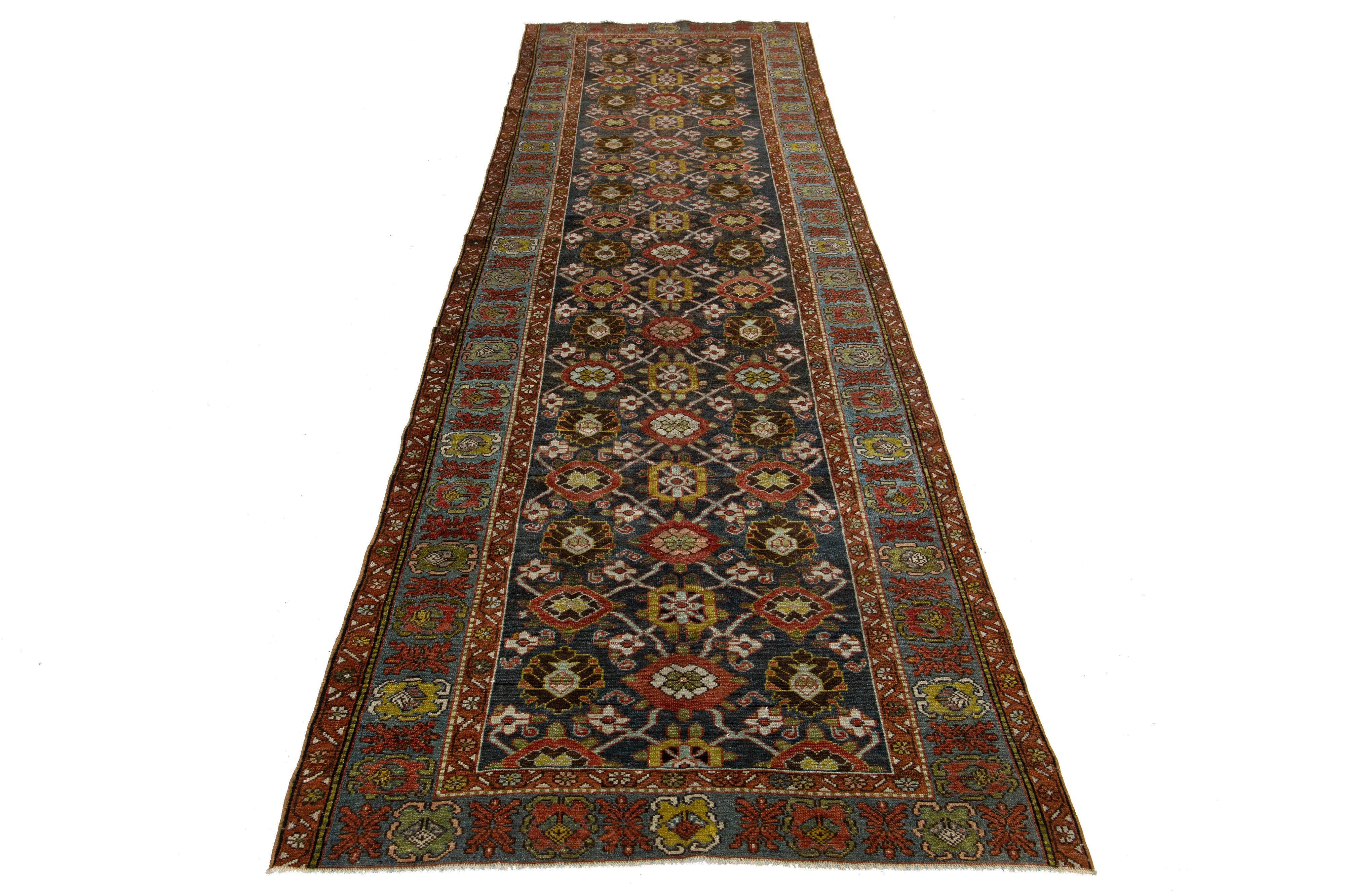 Dieser persische Bidjar-Wollteppich besticht durch seinen antiken Charme mit makelloser, handgeknüpfter Wolle in einem blauen Feld. Das florale Design ist mit Akzenten in Rost, Grün, Gelb und Pfirsich verziert.

Dieser Teppich misst 3'8