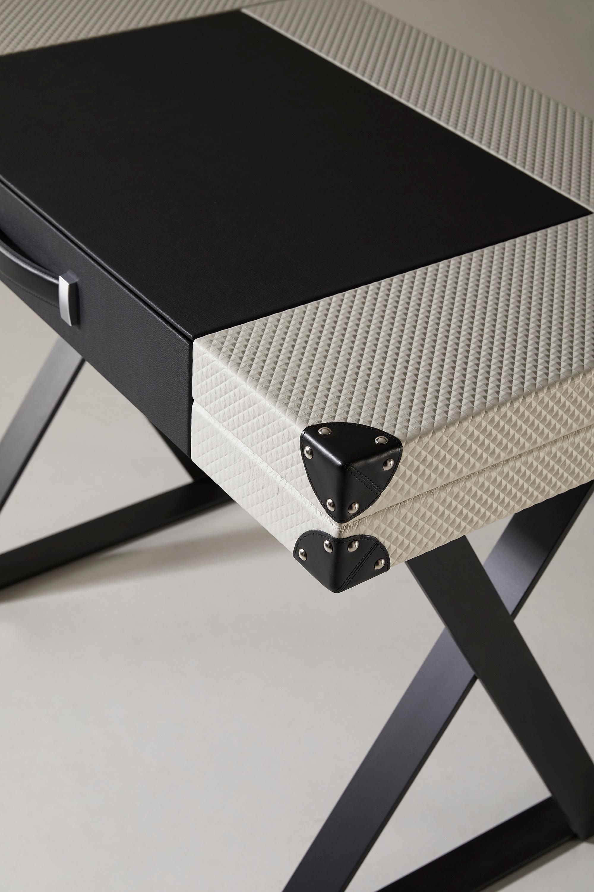 Handgefertigter Schreibtisch aus Leder und Stahl mit individueller Gravur im Angebot 4