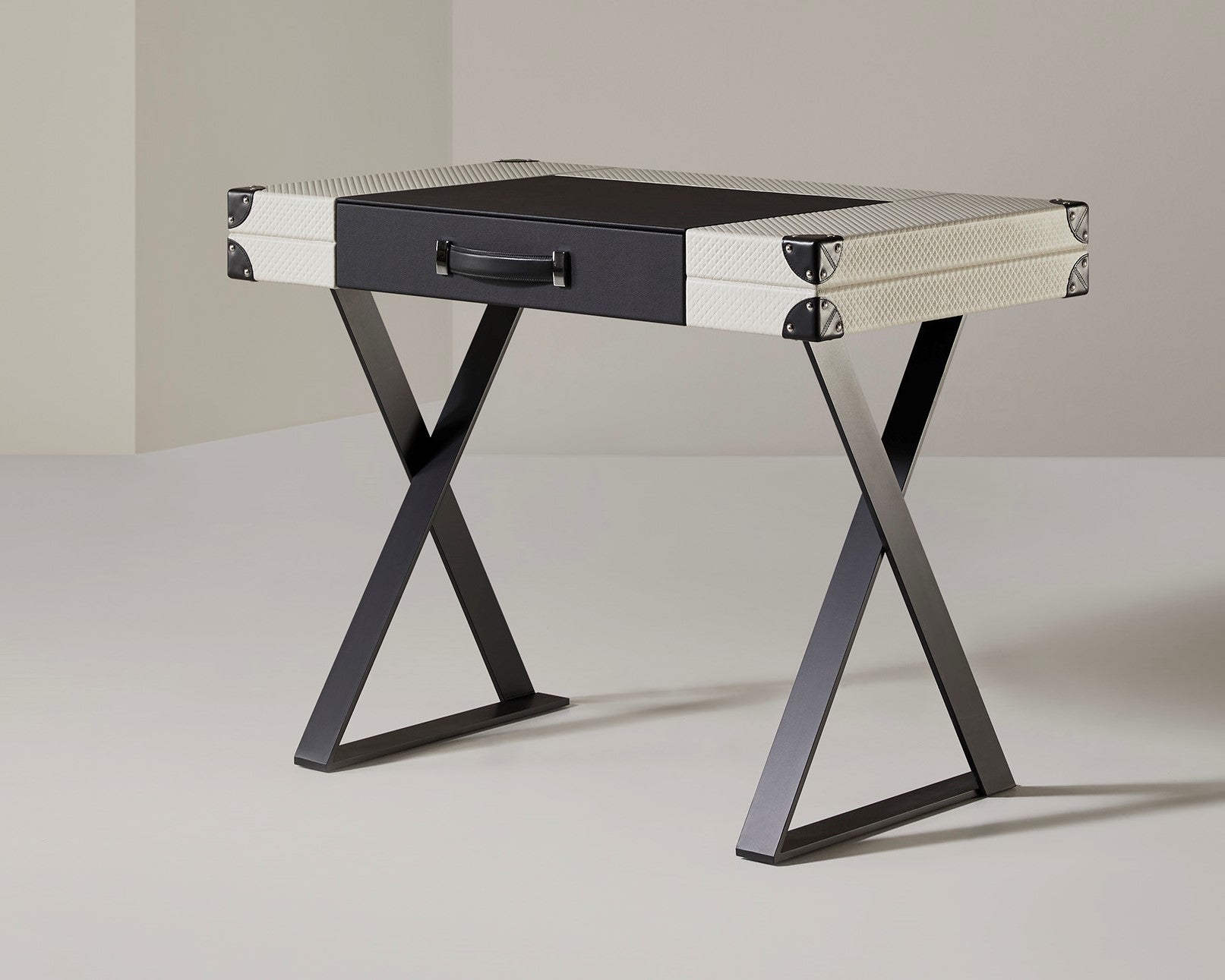 Dieser Schreibtisch erfüllt perfekt alle funktionalen Anforderungen, in Form eines Lederkoffers mit klappbarer Platte aus Leder und Beinen aus Chromstahl, die sich perfekt an jeden Raum in der Wohnung anpassen lassen
Dieser Schreibtisch ist berühmt