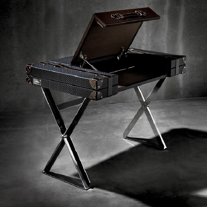 Handgefertigter Schreibtisch aus graviertem Leder und Stahl in maßgefertigter Ausführung (Spanisch) im Angebot