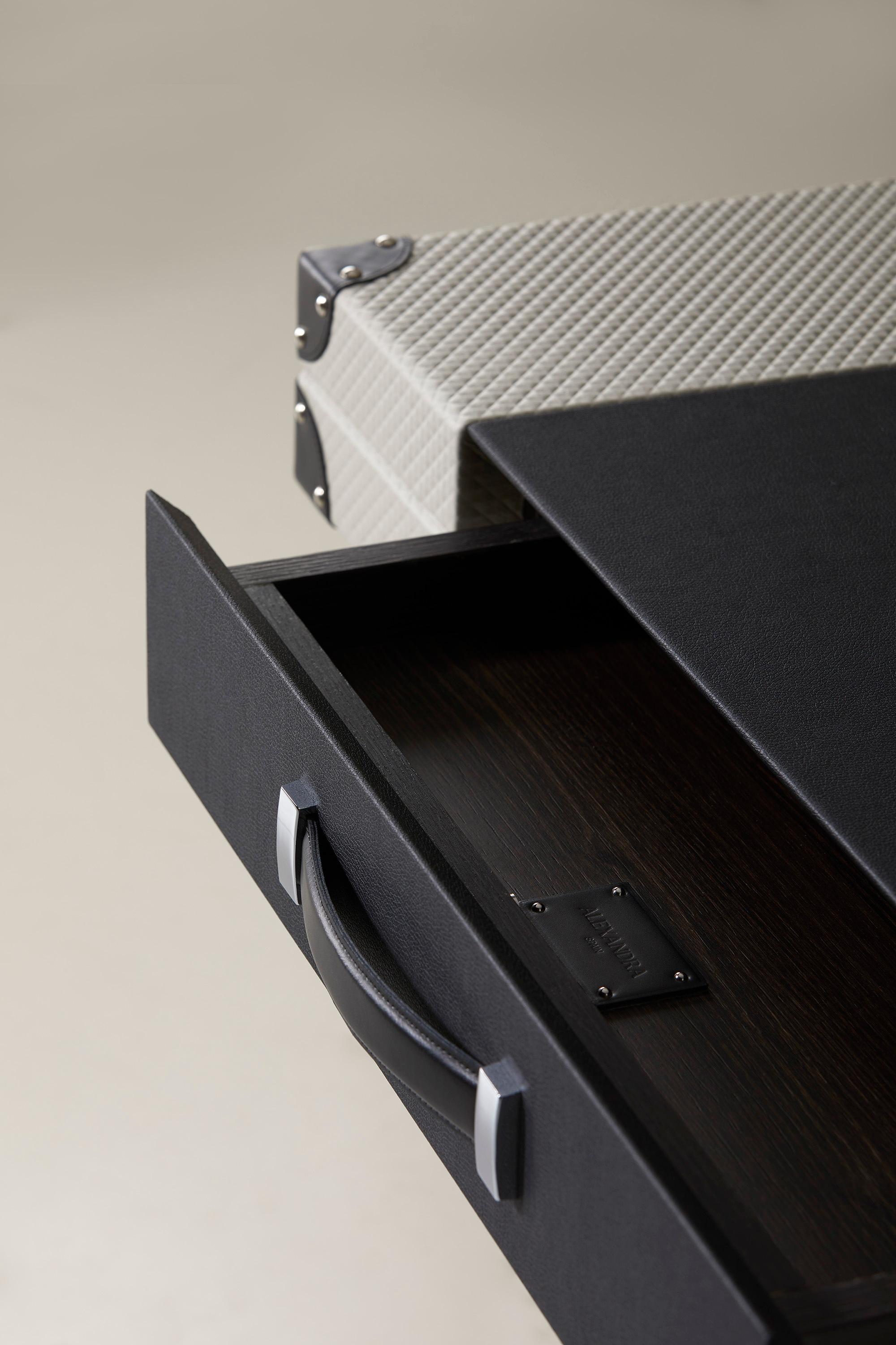 Handgefertigter Schreibtisch aus graviertem Leder und Stahl in maßgefertigter Ausführung im Angebot 2