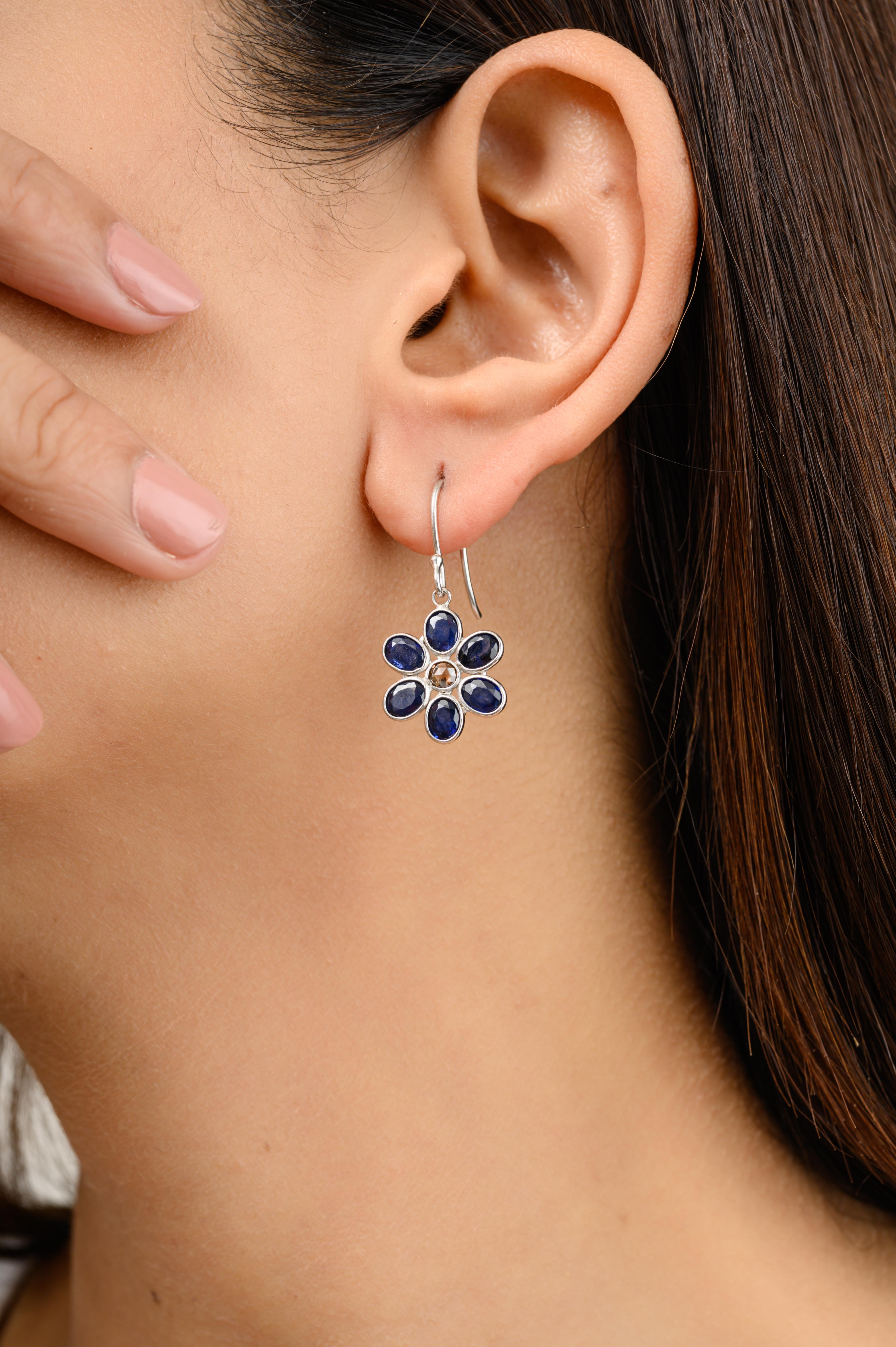 Boucles d'oreilles pendantes pour femmes en or 18 carats faites à la main et ornées de saphirs bleus pour mettre en valeur votre look. Vous aurez besoin de ces boucles d'oreilles en goutte d'eau pour affirmer votre look. Ces boucles d'oreilles
