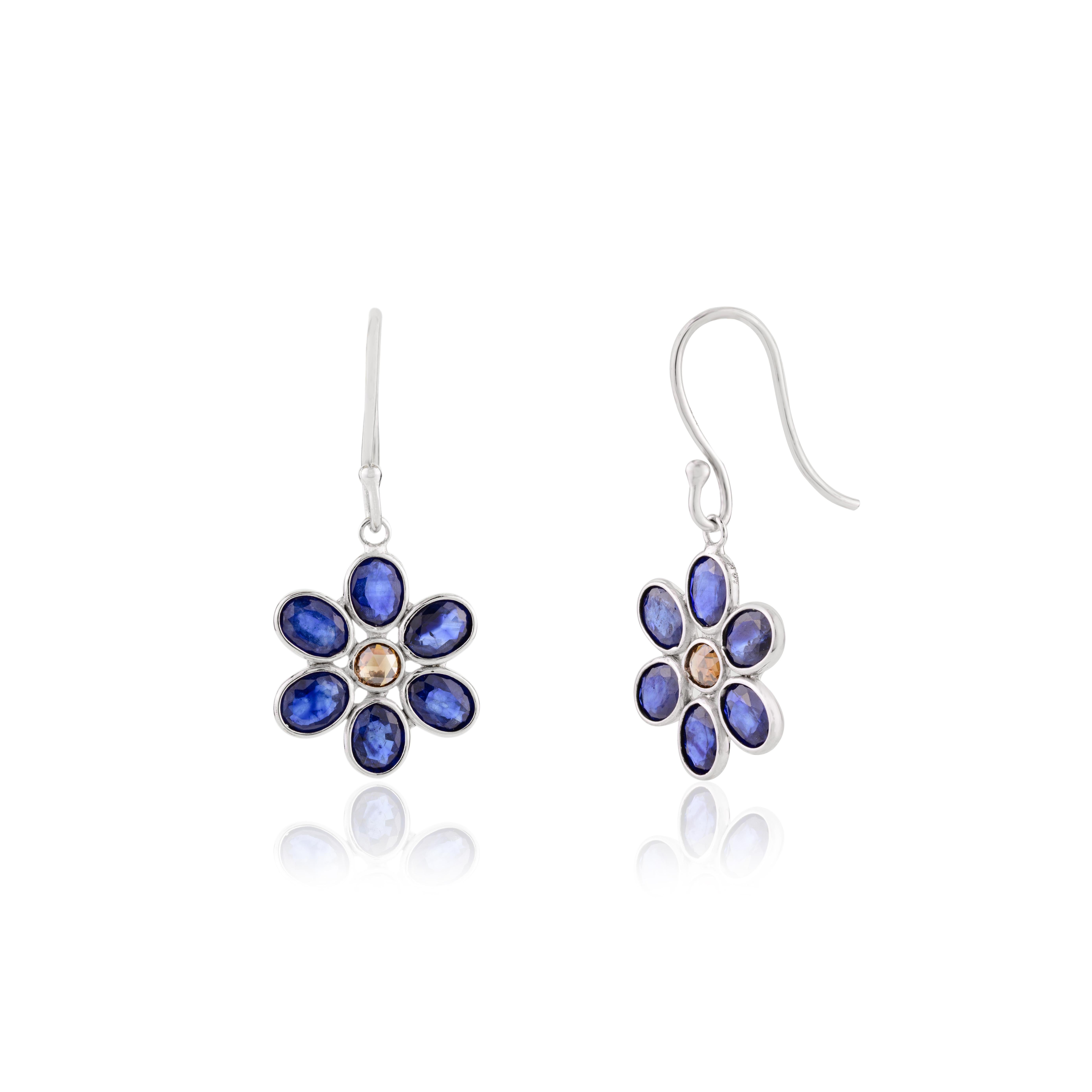 Boucles d'oreilles pendantes pour femmes en or blanc massif 18 carats avec saphirs bleus Neuf - En vente à New York, NY