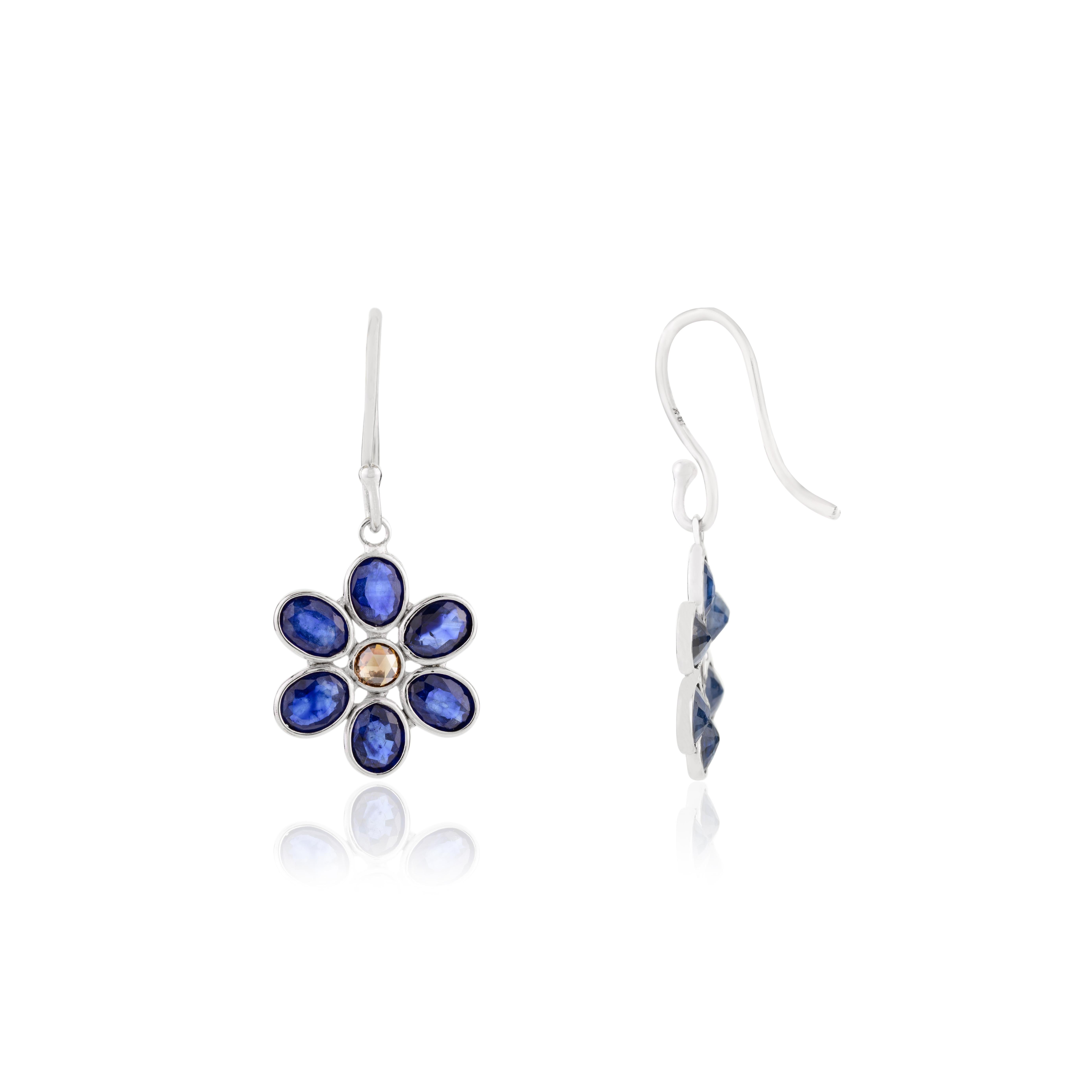 Boucles d'oreilles pendantes pour femmes en or blanc massif 18 carats avec saphirs bleus Pour femmes en vente