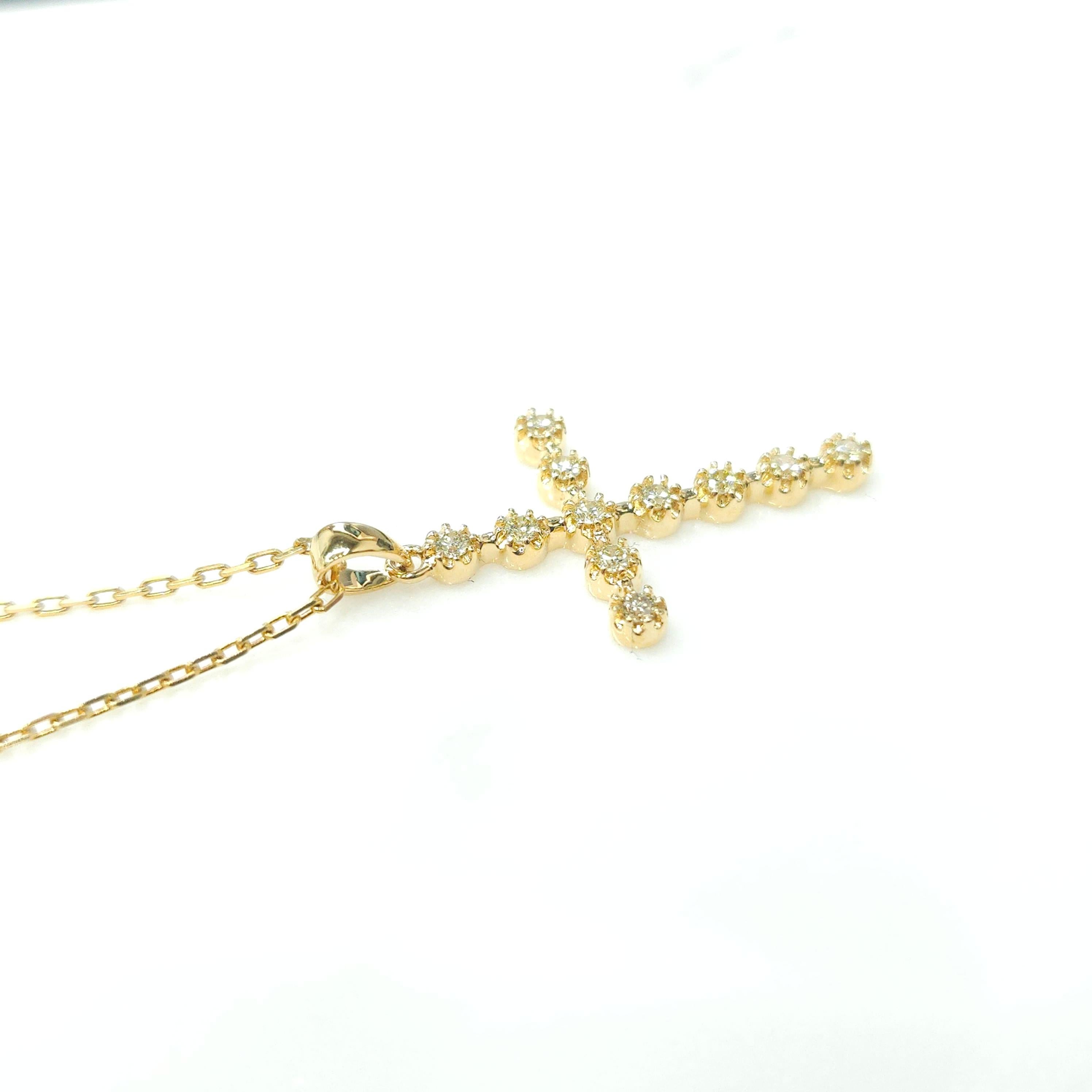 Natural Round Cut Diamond Cross Pendant in 18K Yellow Gold  In New Condition For Sale In KOWLOON, HK