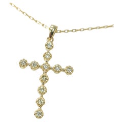 Colgante Cruz de Diamante Redondo Natural en Oro Amarillo de 18K