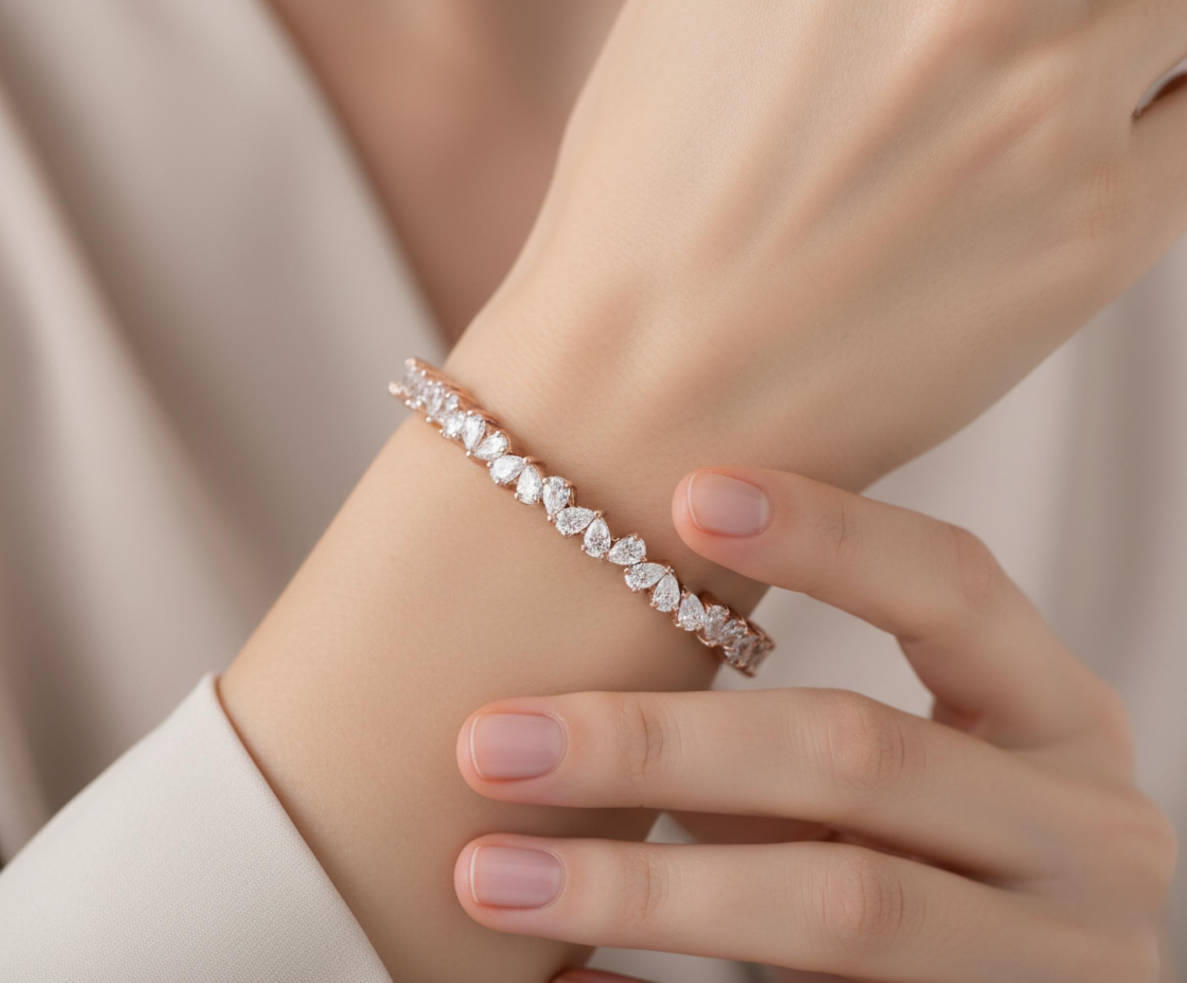 Este brazalete de oro rosa de 18 quilates con diamantes de talla pera engastados en direcciones alternas está hecho a mano. 
Los diamantes son un símbolo universal de eternidad y fuerza. Es una piedra de nacimiento de abril y perfecta para el