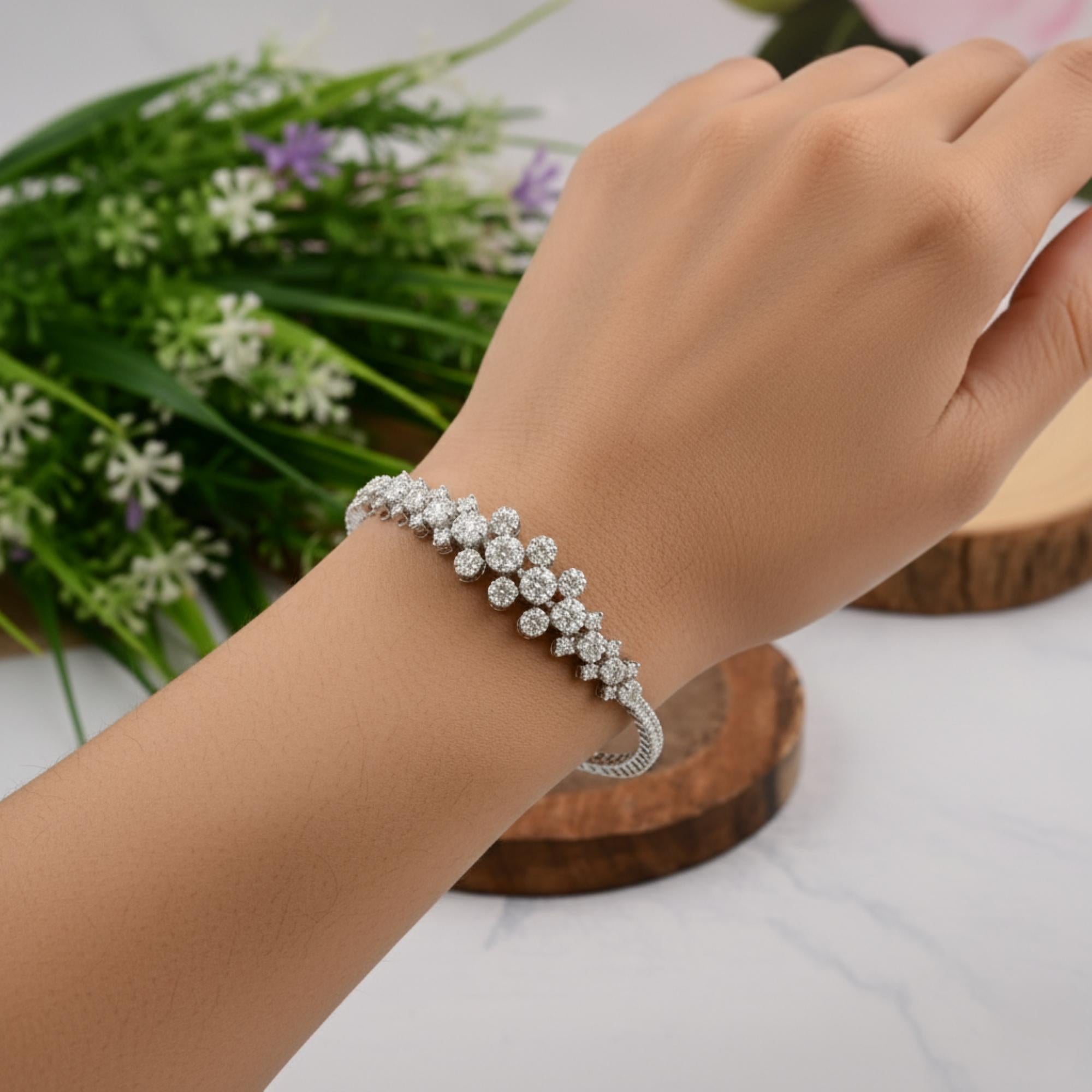 Bracelet en or blanc 14K avec grappe de diamants SI Clarity HI Color, fait main
Ce bracelet présente un délicat motif d'inspiration florale. La pièce centrale est composée de grappes de diamants ronds de taille brillant.
Les diamants sont un symbole