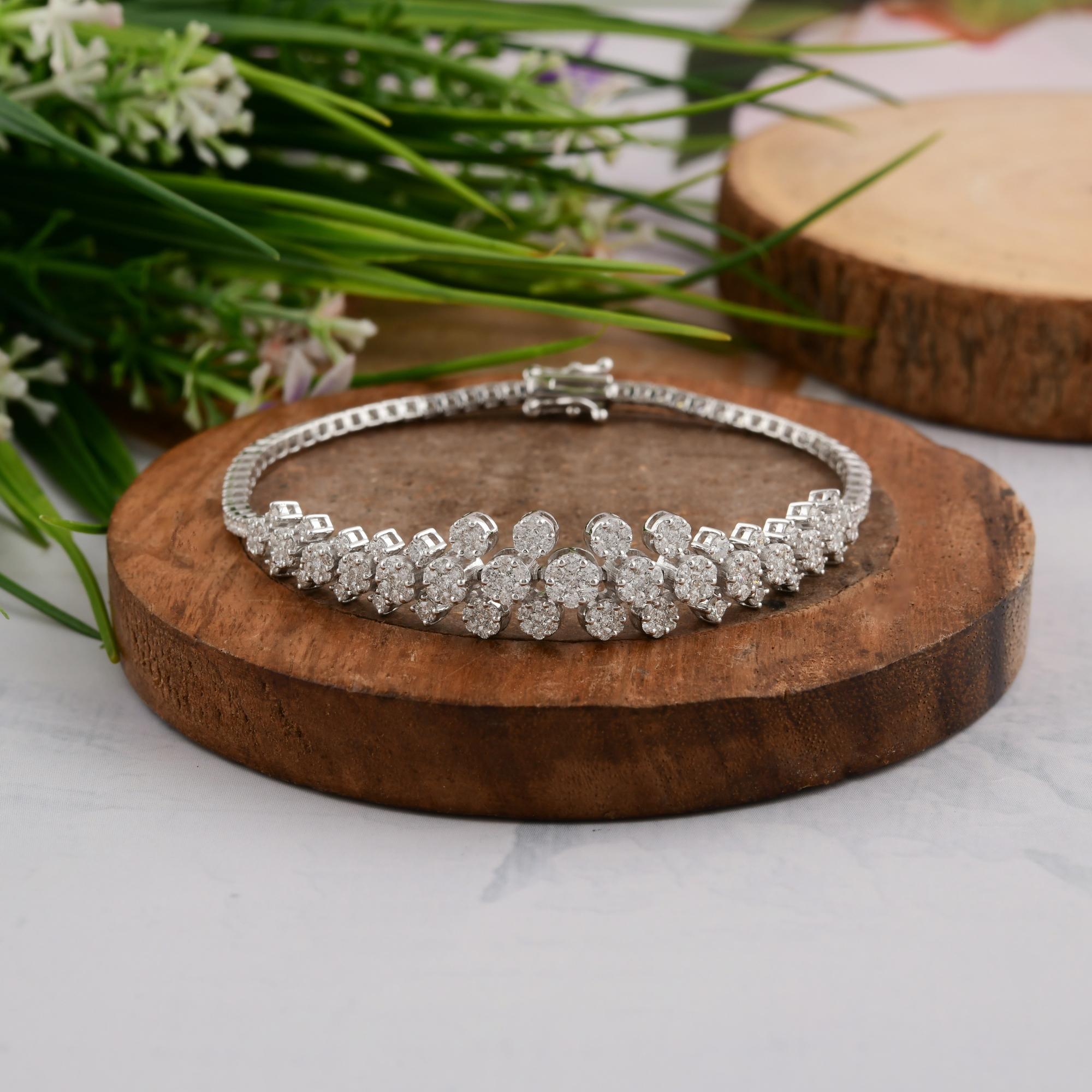 Taille ronde Bracelet en or blanc composé de diamants SI Clarity HI Color Fine Jewelry en vente