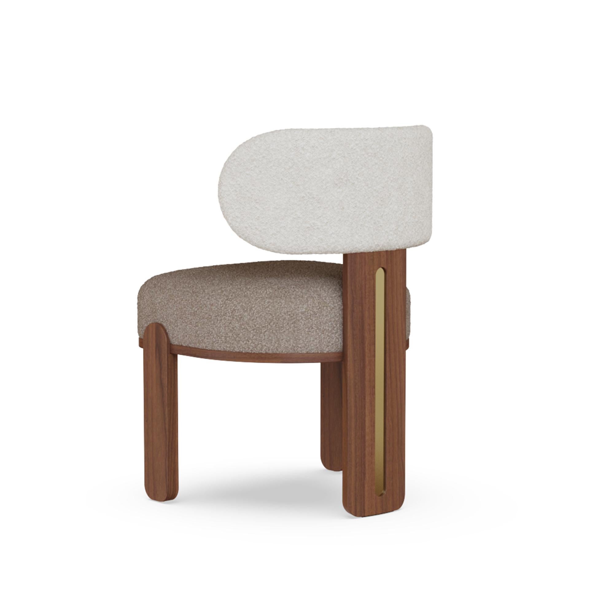 Der Nolita Harbour Diane Dining Chair ist eine perfekte Mischung aus zeitgenössischem Design und luxuriösem Komfort. Dieser elegante Stuhl hat eine einzigartige zylindrische Form mit einem weichen, plüschigen Sitz, der mit hochwertigem Stoff