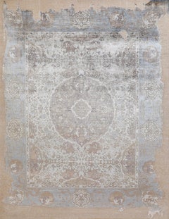 Tapis artisanal d'inspiration persane en gris doux, beige et bleu poudré