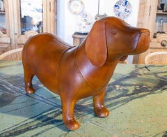 Taburete para perro hecho a mano tapizado en cuero marrón envejecido