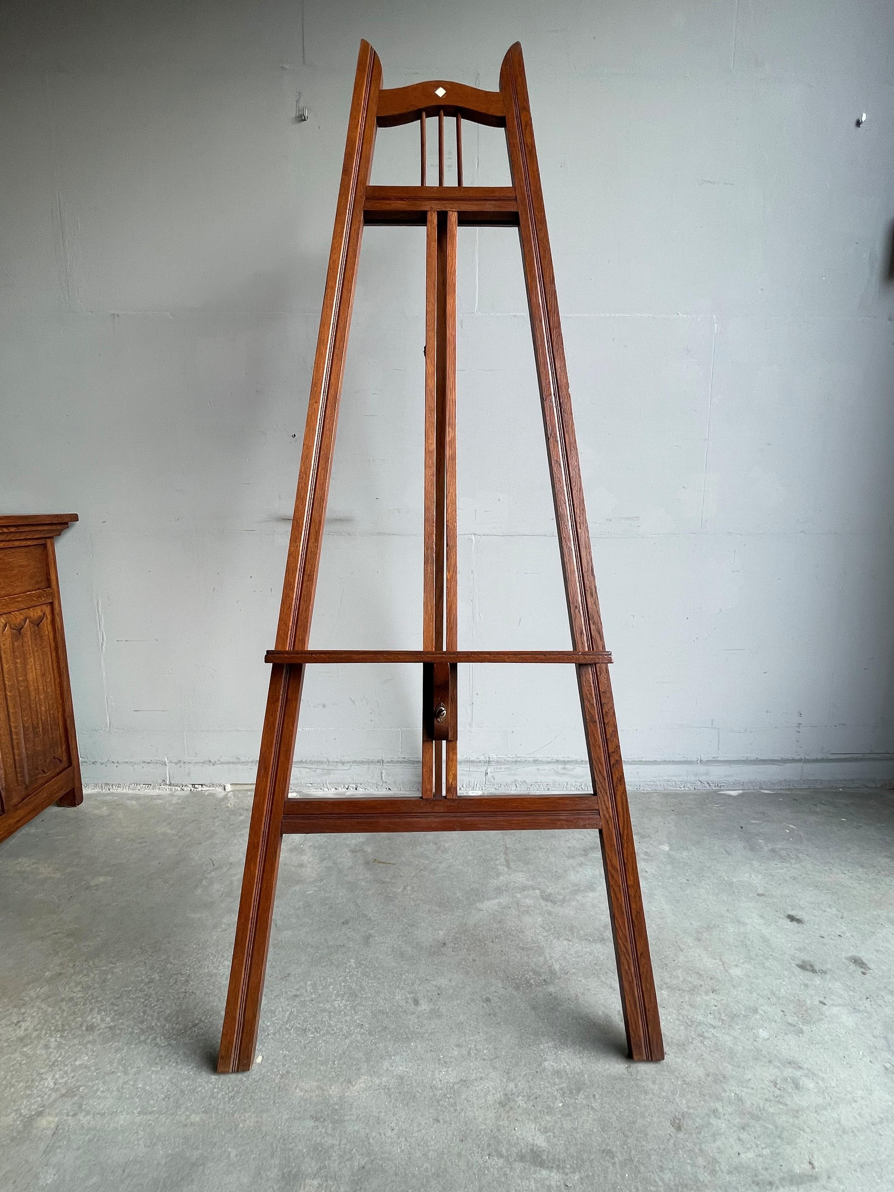 Good size and excellent condition antique gallery presentation stand.

This beautiful gallery easel from the early 1900s is a joy to look at, even when there is no picture displayed on it. Thanks to the solid oakwooden structure and the three