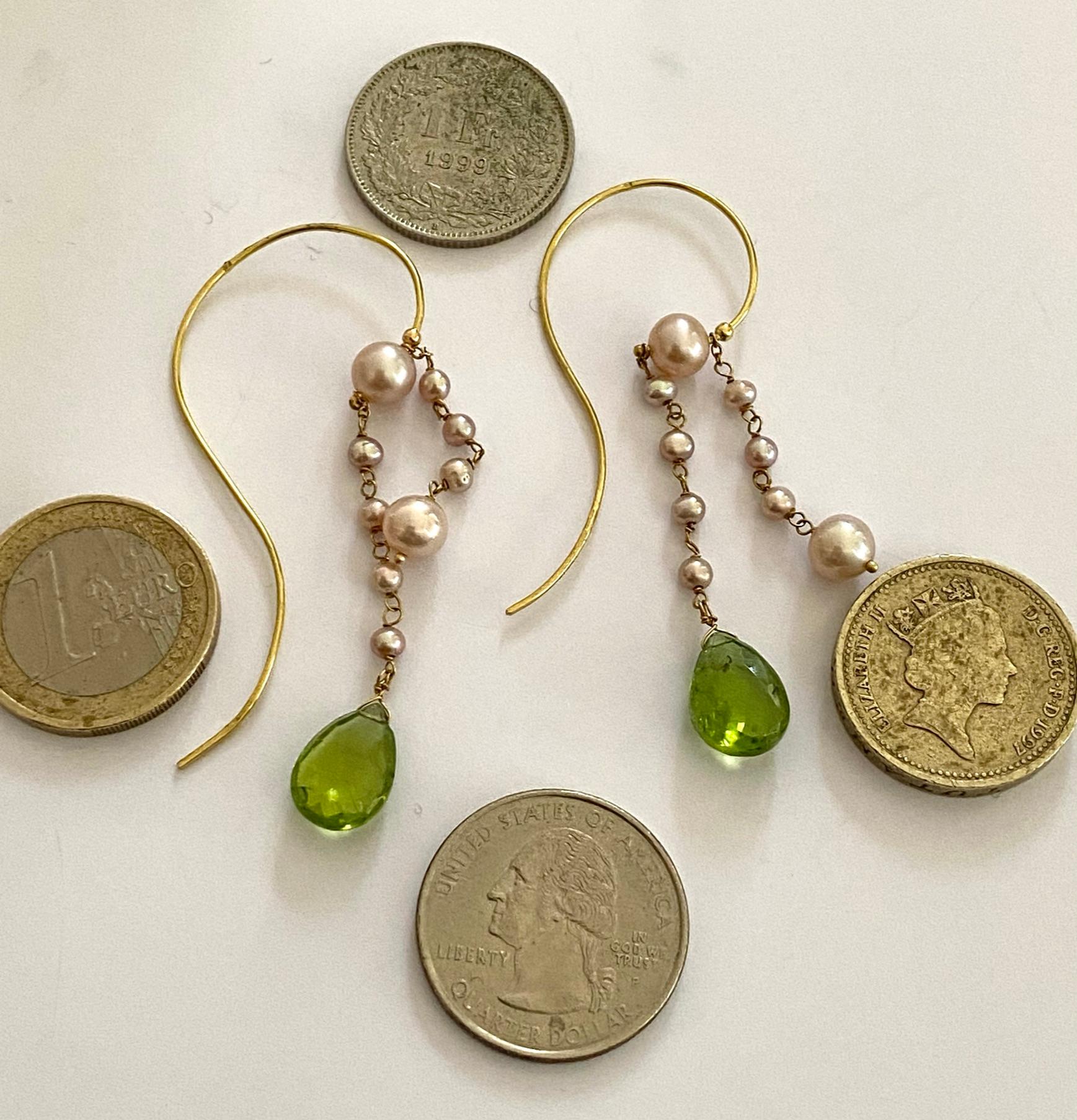 Handmade Earrings, Peridot Stone and 9 Freshwater Cultured Pearls, Made in Italy In New Condition For Sale In Heerlen, NL
