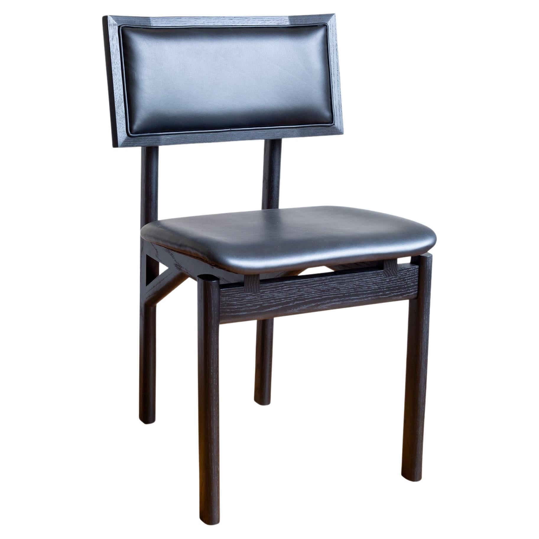 Chaise de salle à manger KUNAI en chêne ébénisé faite à la main avec tissu d'ameublement en cuir noir