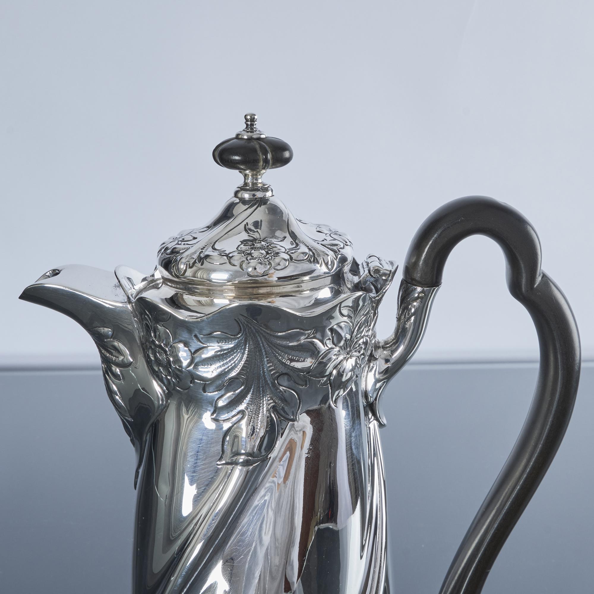 Édouardien Cafetière Art Nouveau stylisée en argent en vente