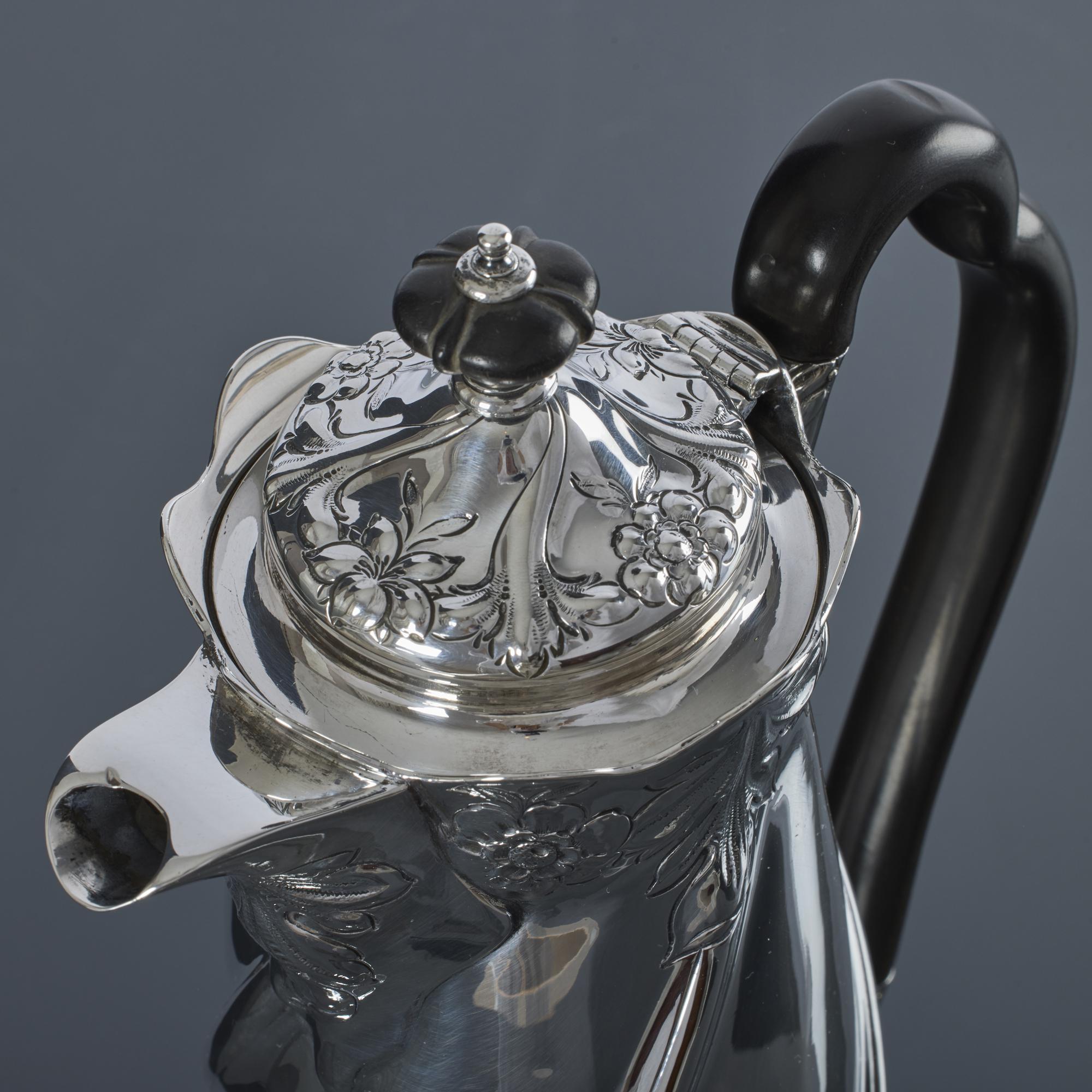 20ième siècle Cafetière Art Nouveau stylisée en argent en vente