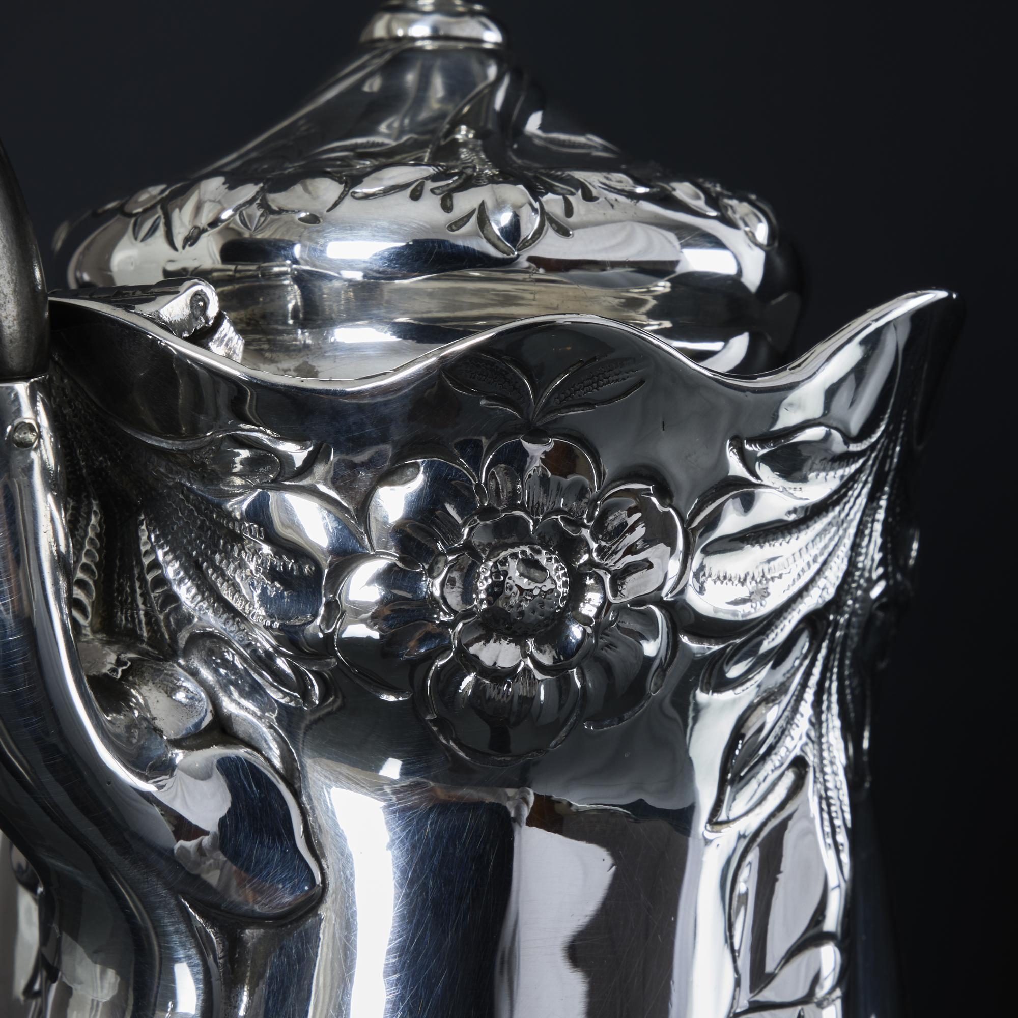 Cafetière Art Nouveau stylisée en argent en vente 1