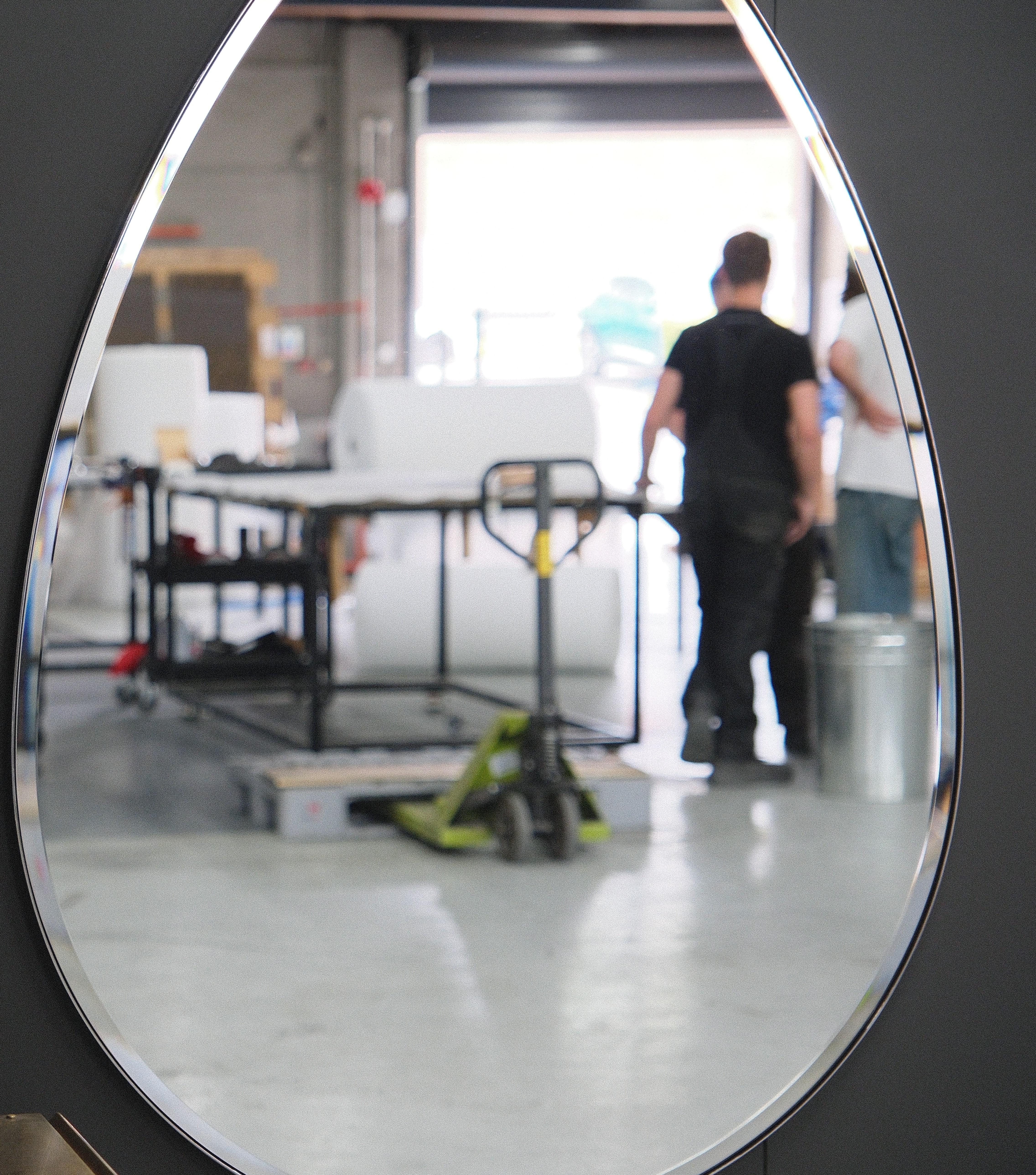 Disponible dans un délai de 2 semaines ! 

Miroir mural en acier inoxydable poli et verre biseauté, teinté argent. Fabriqué à la main dans le Nord, sur commande.

Fourni avec deux points de fixation à vis sur la face arrière. Les miroirs plus grands