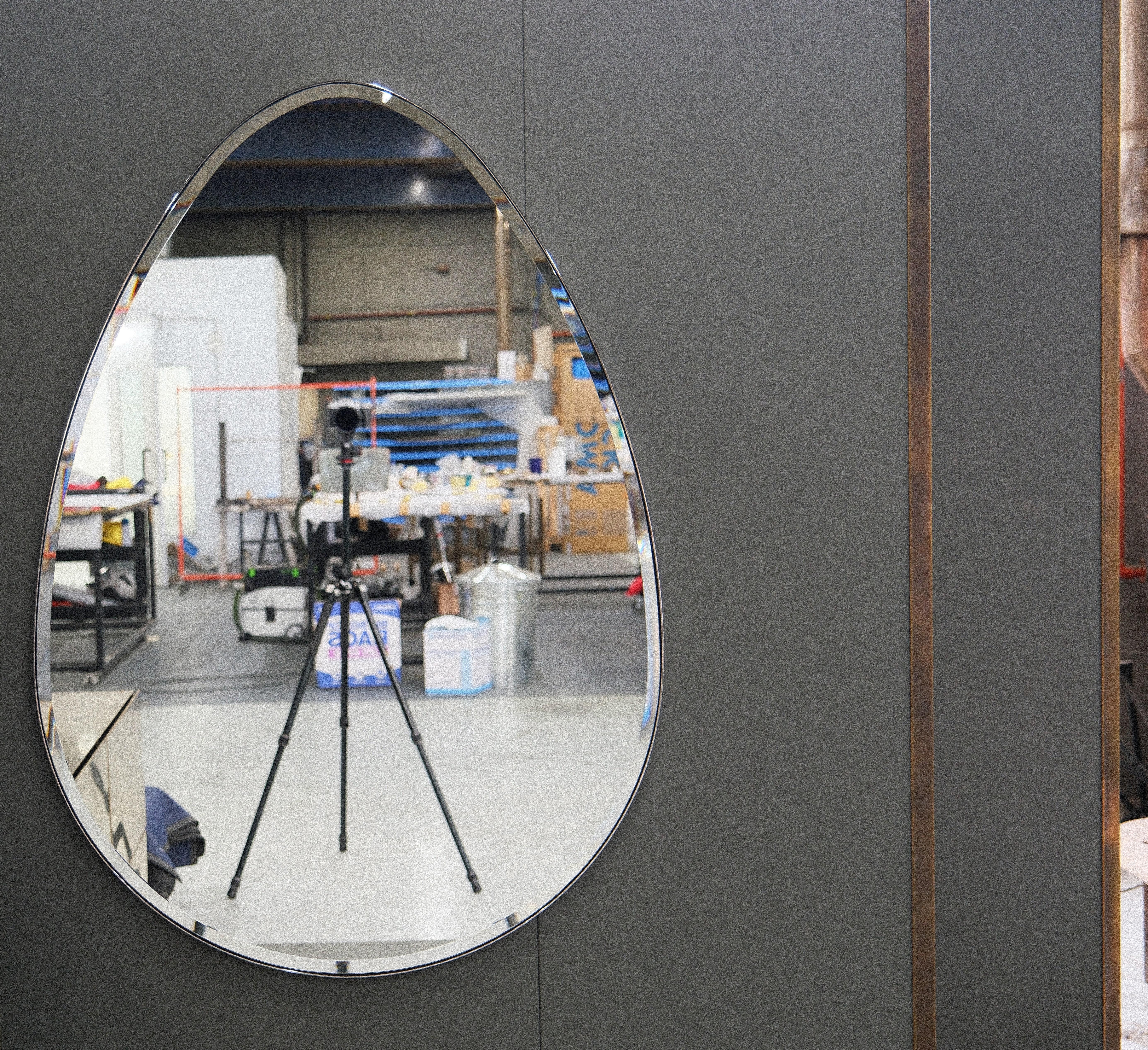 Minimaliste Miroir mural en forme d'œuf fait main - Acier inoxydable poli - Petit - Prêt à être expédié en vente