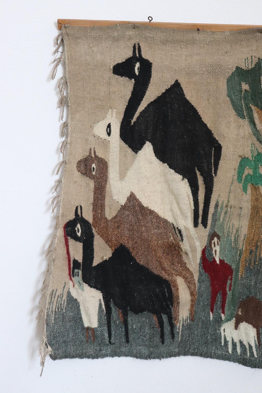 Schönes 20. Jahrhundert ( 1950er Jahre)  Ägyptischer Wandteppich, handgefertigt aus Wolle. Es wurde von den Stämmen Nordafrikas in Ägypten von Hand geknüpft. Eine Darstellung des Stammeslebens im naiven Stil mit Tierpalmen und Dromedaren Gebraucht,