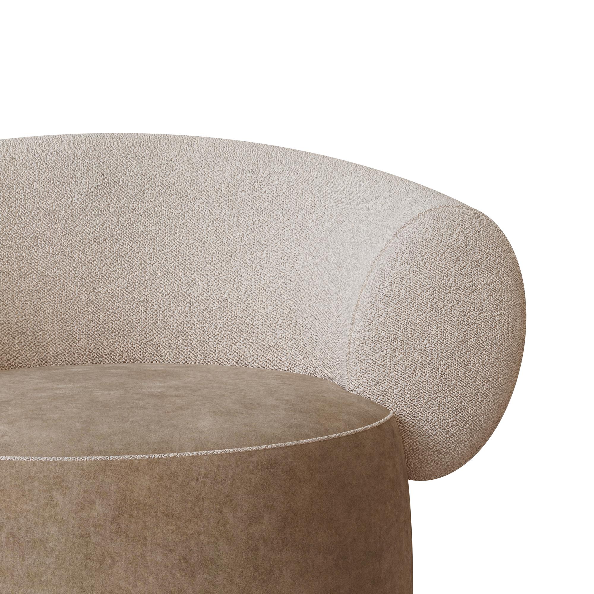 La Poltrona Nolita Harbour Elise è una miscela magistrale di design contemporaneo e comfort supremo. Questa elegante poltrona è realizzata con un'attenzione meticolosa ai dettagli e presenta una seduta morbida e arrotondata rivestita in tessuto