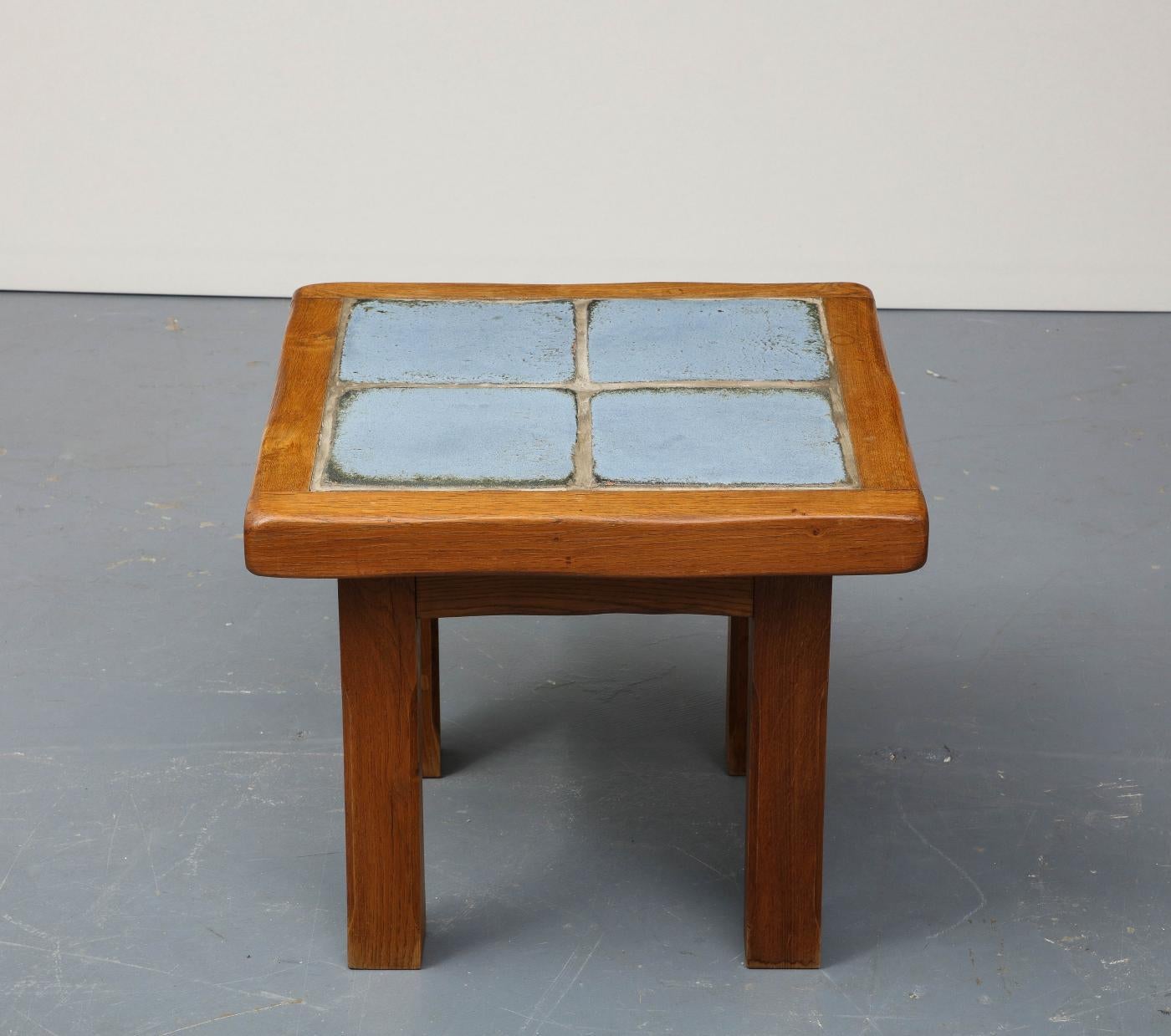 20ième siècle Table d'appoint en orme et céramique émaillée faite main en vente