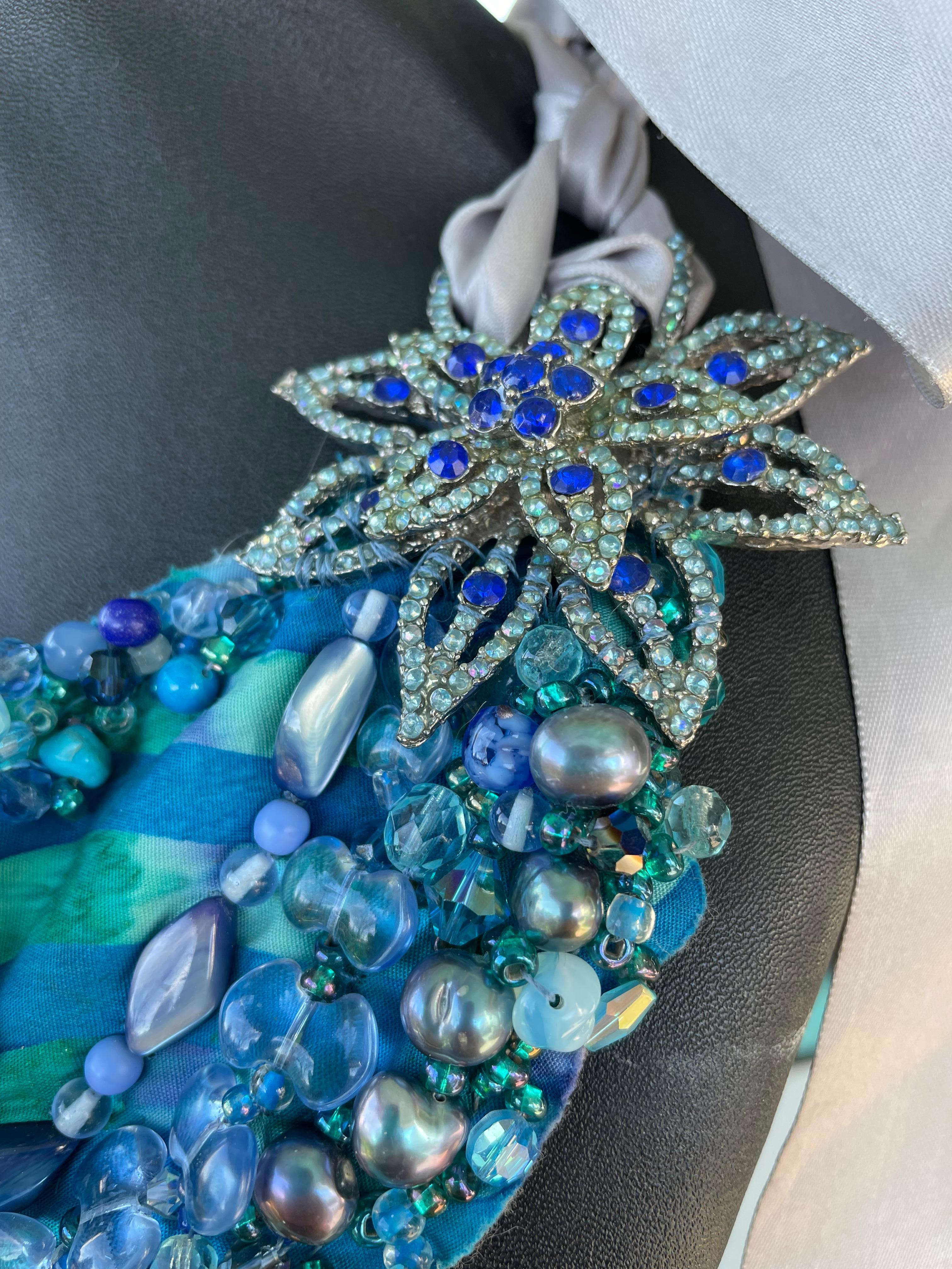 Handgefertigtes besticktes Halsband mit blauen Steinen auf Filz von Lorraine's Bijoux  im Angebot 4