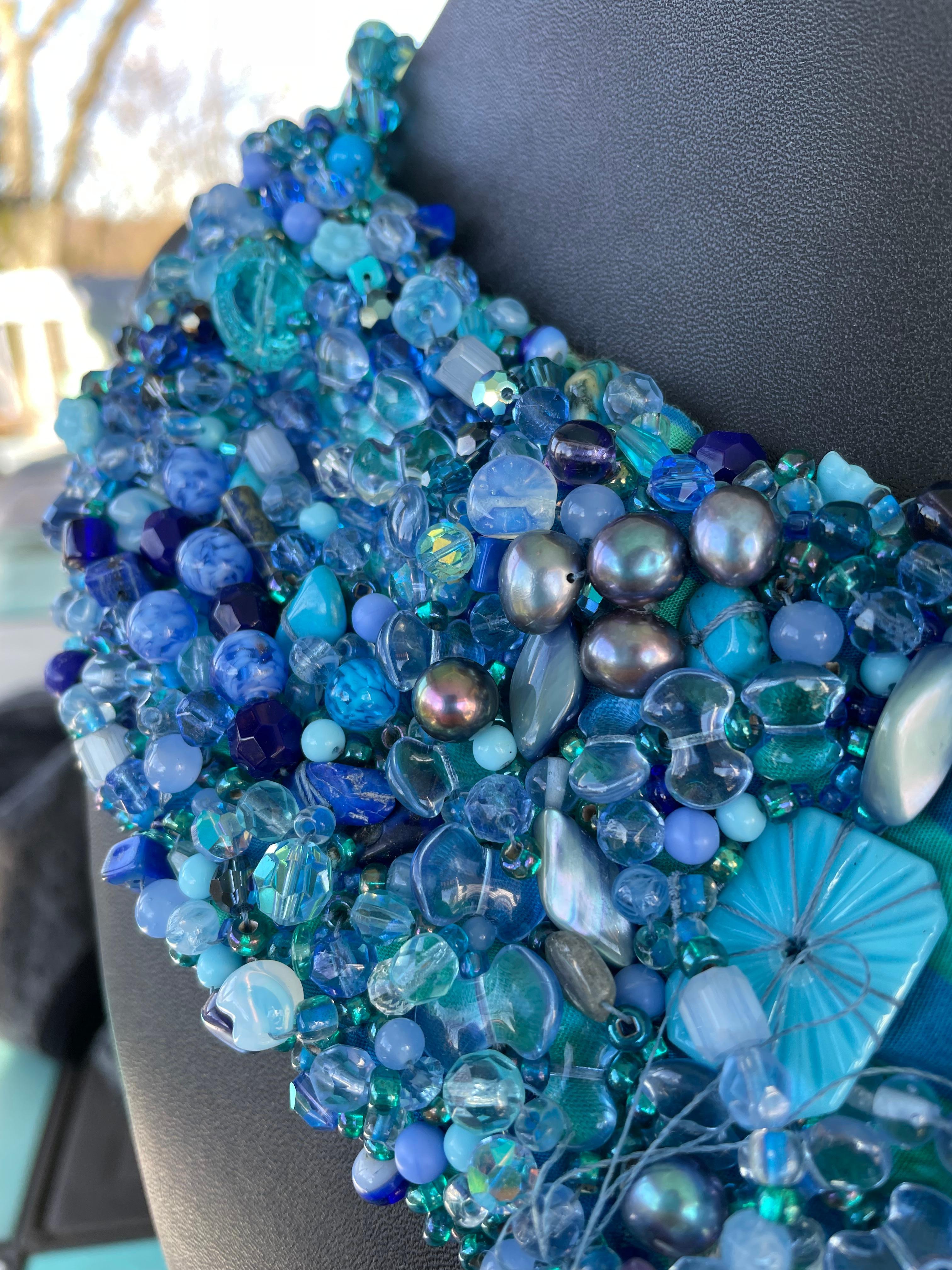 Handgefertigtes besticktes Halsband mit blauen Steinen auf Filz von Lorraine's Bijoux  im Angebot 5