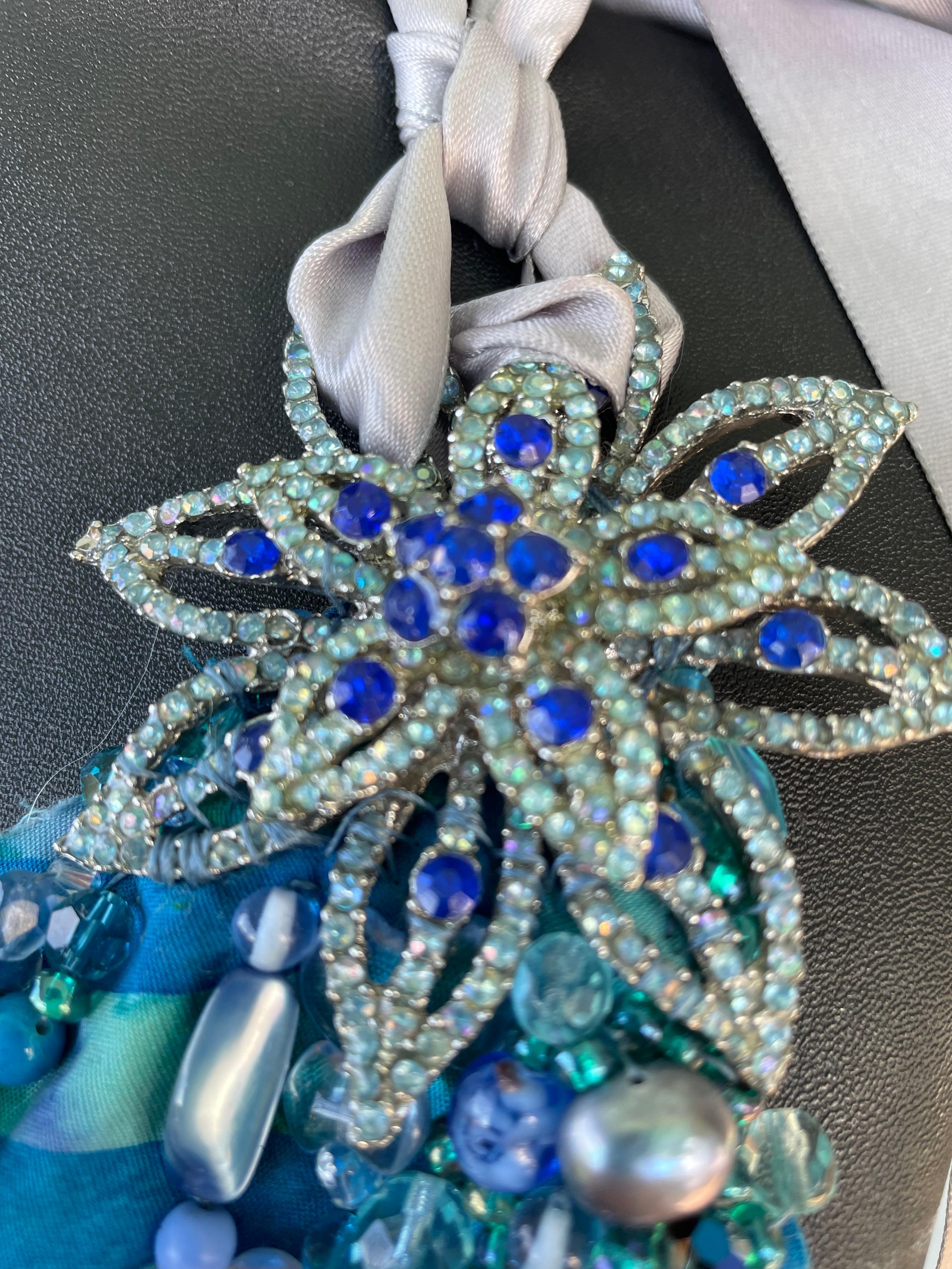 Un collier brodé fait main, unique en son genre, avec des pierres bleues de Lorrain's Bijoux est proposé pour le client unique.